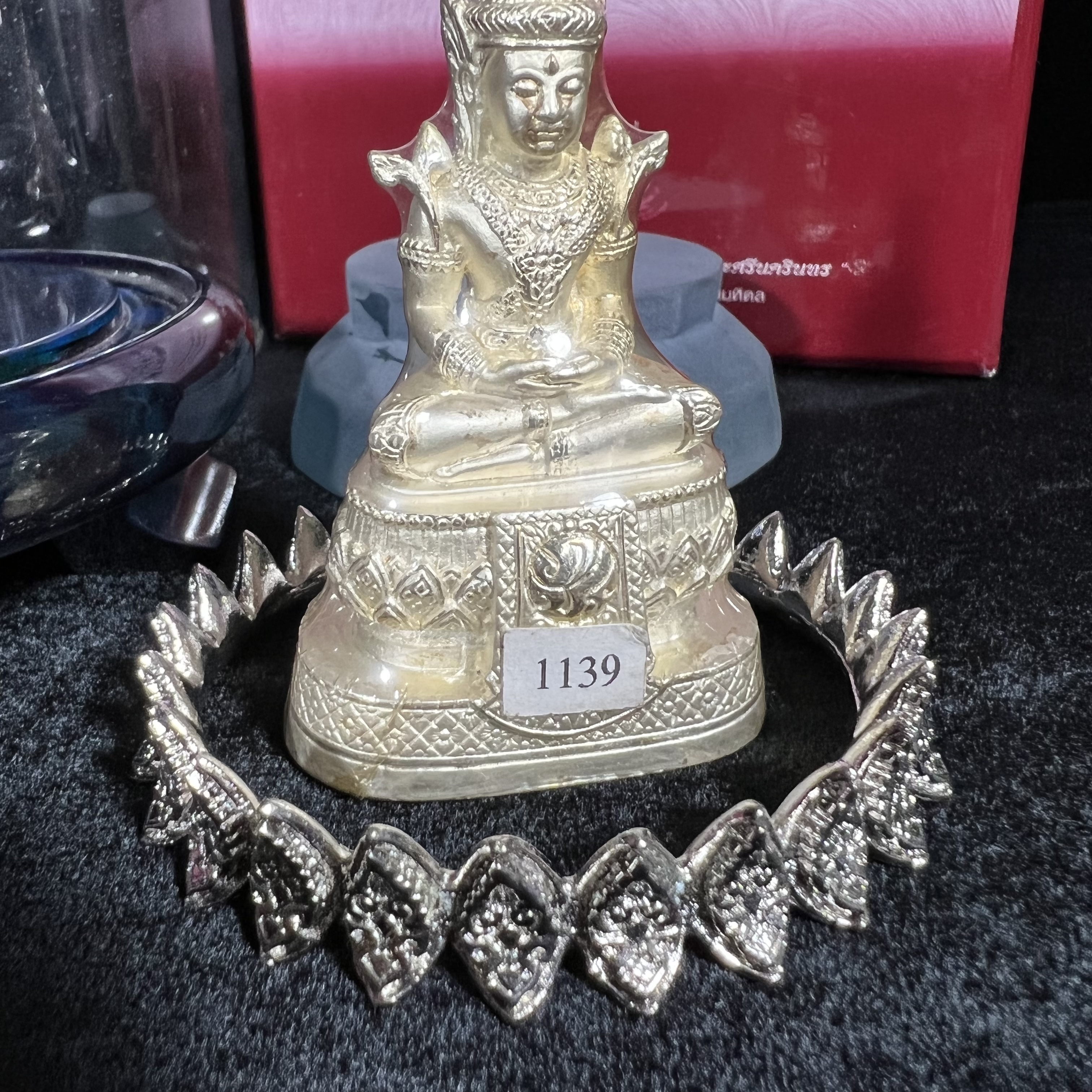 พระแก้วมรกต ภปร.(รุ่นแรก) ปี2545 รุ่นฉลองกรุงรัตนโกสินทร์ครบ 220 ปี หล่อลอยองค์ เนื้อเงินบริสุทธิ์99.9% ขนาดบูชา 50*90 มม. พร้อมฐานวางครอบแก้วเดิมกล่องบรรจุเดิมครบสมบูรณ์(สวยงามและหายากมาก)(1ใน3000องค์)