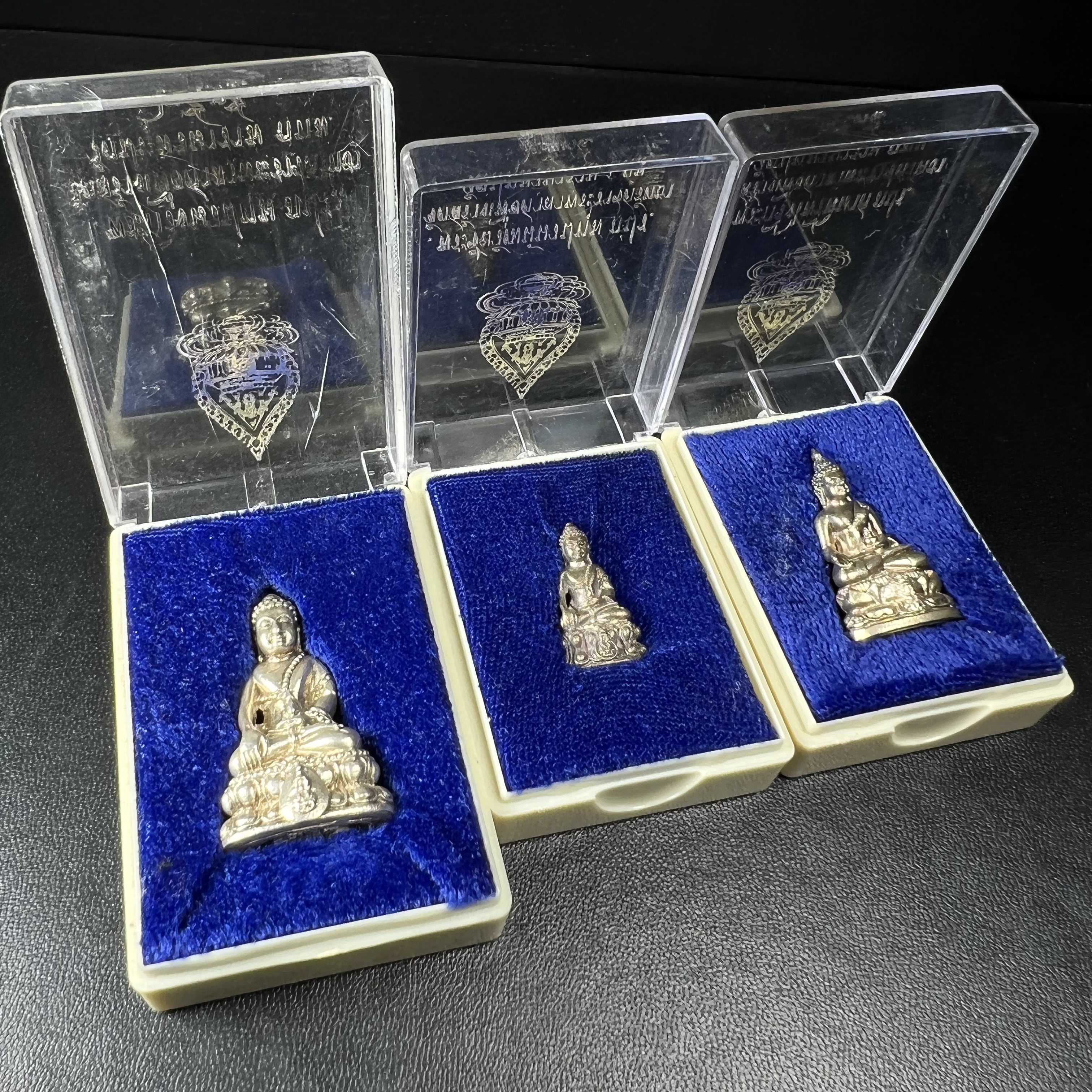 พระกริ่งนวปทุม ภปร.-พระชัยวัฒน์นวปทุม ภปร.-พระกริ่งไพรีพินาศ ภปร. รุ่นแรก วัดปทุมวนาราม ครบชุดเนื้อเงิน ปี2535(ในหลวงรัชกาลที่9เสด็จเททอง)(1ใน3000องค์)หายาก***เก็บทีเดียวครบชุดไปเลยรุ่นนี้ แนะนำ....ตอนนี้หายากแล้ว***