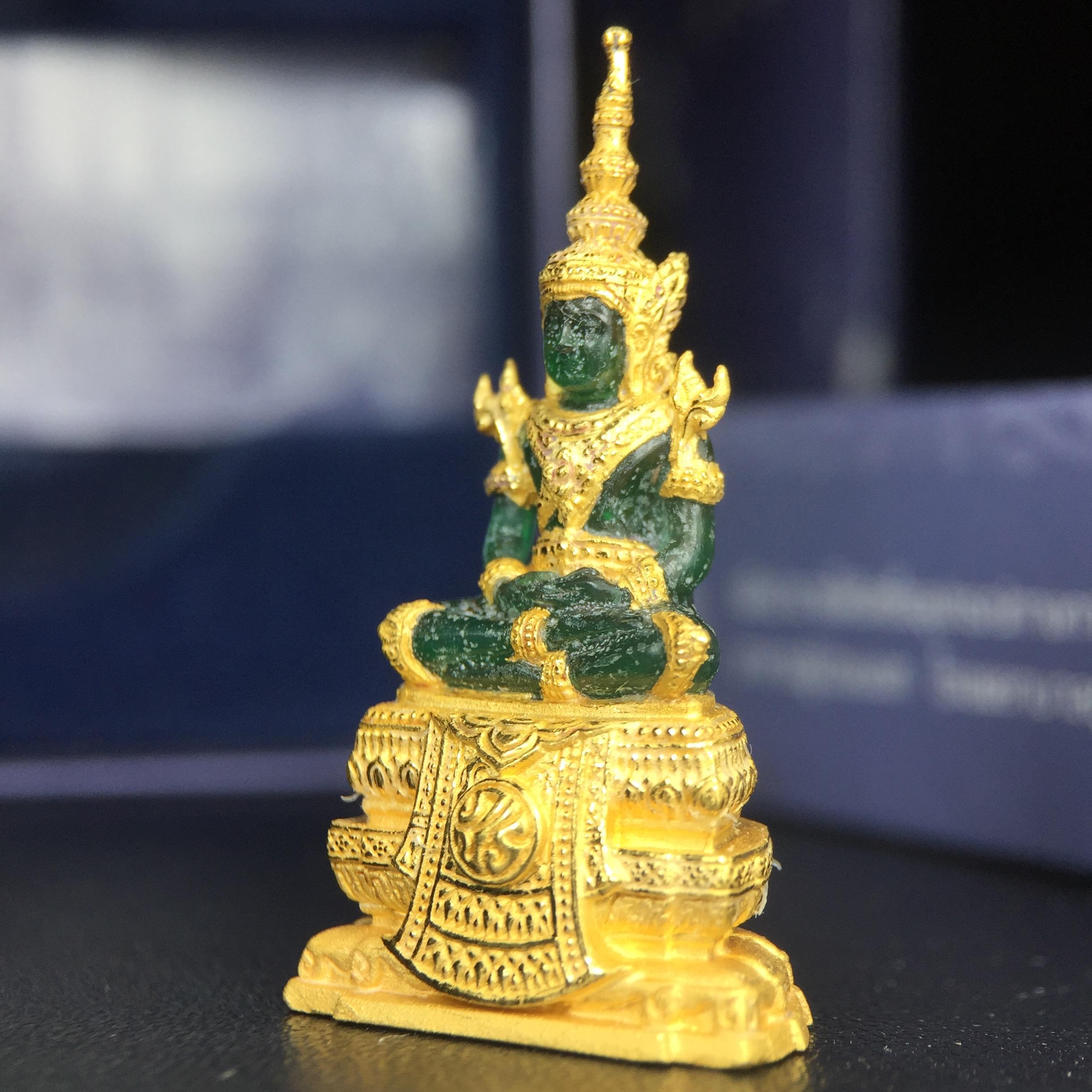 พระแก้วมรกต ภปร. จัดสร้างโดย รพ.ภูมิพลฯ ปี2547 ลอยองค์ขนาดหน้าตัก 1/2 นิ้ว เนื้อเรซิ่นหุ้มทองคำ99.99 งดงามทรงคุณค่าอีกหนึ่งรุ่นยอดนิยม หายาก