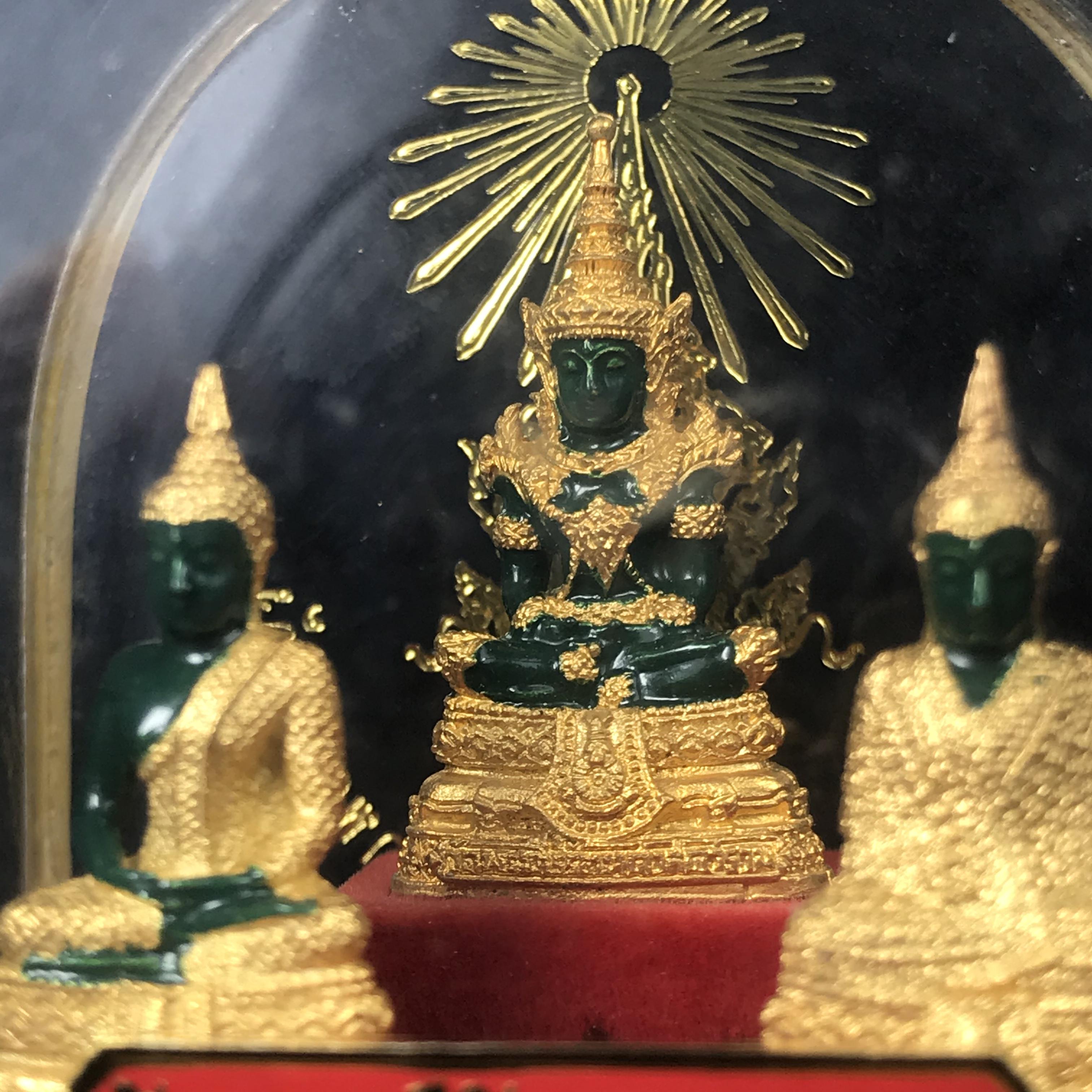 พระพุทธมหามณีรัตนปฏิมากร(พระแก้วมรกต) วัดพระศรีรัตนศาสดาราม สำนักพระราชวัง จัดสร้าง พิมพ์ทรงเครื่อง 3 ฤดู(ร้อน ฝน หนาว) หน้าตัก 1 นิ้วพร้อมครอบตู้เดิม(บรรจุมวลสารใต้ฐาน)