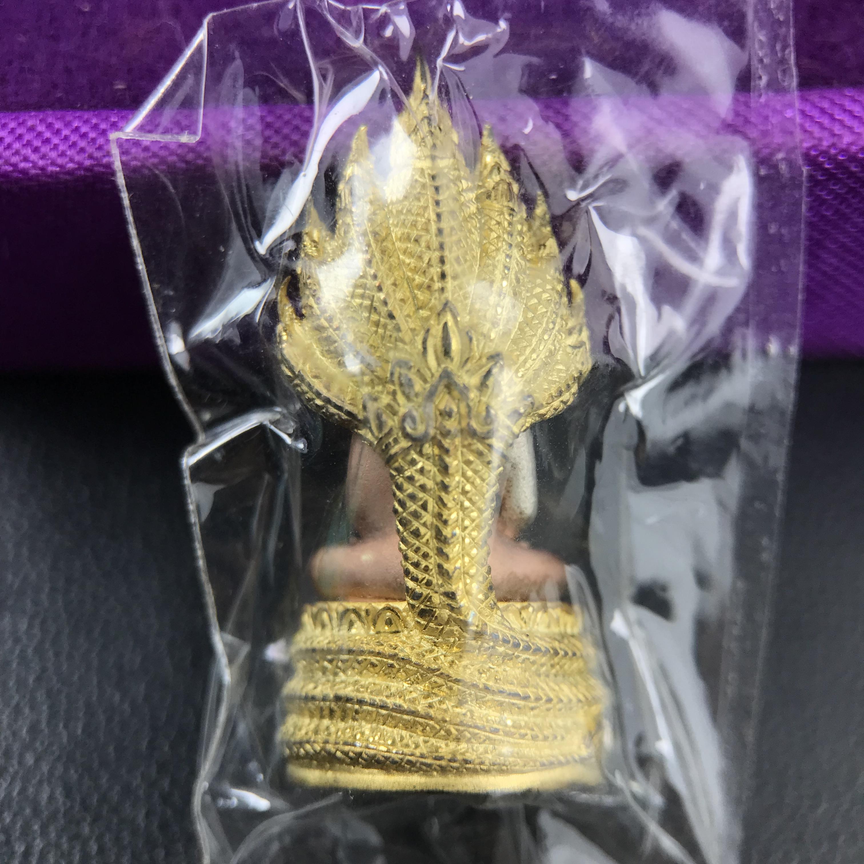 พระนาคปรก สธ. รุ่นสร้างพระอุโบสถเฉลิมพระเกียรติ 4 รอบ 84 พรรษา สมเด็จพระเทพรัตนราชสุดาฯ วัดบวรนิเวศวิหาร ปี 2543 พิมพ์เล็ก เนื้อเงินบริสุทธิ์ ชุบสามกษัตริย์แบบพ่นทรายขัดเงาบางส่วน(สภาพสวย ซีนซองกล่องบรรจุเดิม)พิธีใหญ่ พุทธศิลป์งดงาม หายาก (1 ใน 2999 องค์)