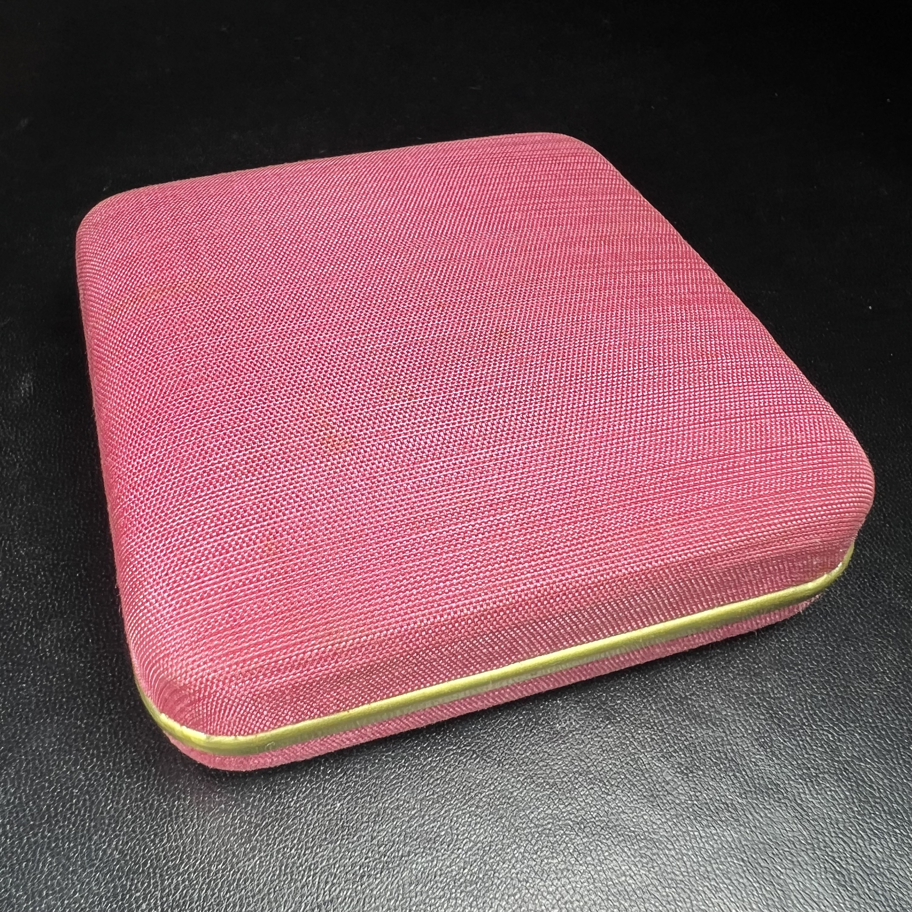 เหรียญรูปเหมือนพระราชสังวราภิมณฑ์(หลวงปู่โต๊ะ)ที่ระลึก ครบ 108 ปี วัดประดู่ฉิมพลี ปี 2538 ด้านหลังพระราชทานพระนามาภิไธยย่อ ภปร. และ สก. เนื้อเงินขัดเงา เหรียญกลมใหญ่ขนาด 3.5 ซม.สภาพสวยเดิมกล่องบรรจุเดิมครบสมบูรณ์และหายาก***สภาพผิวสวยเดิม ขึ้นรุ้งๆ สวยมาก*