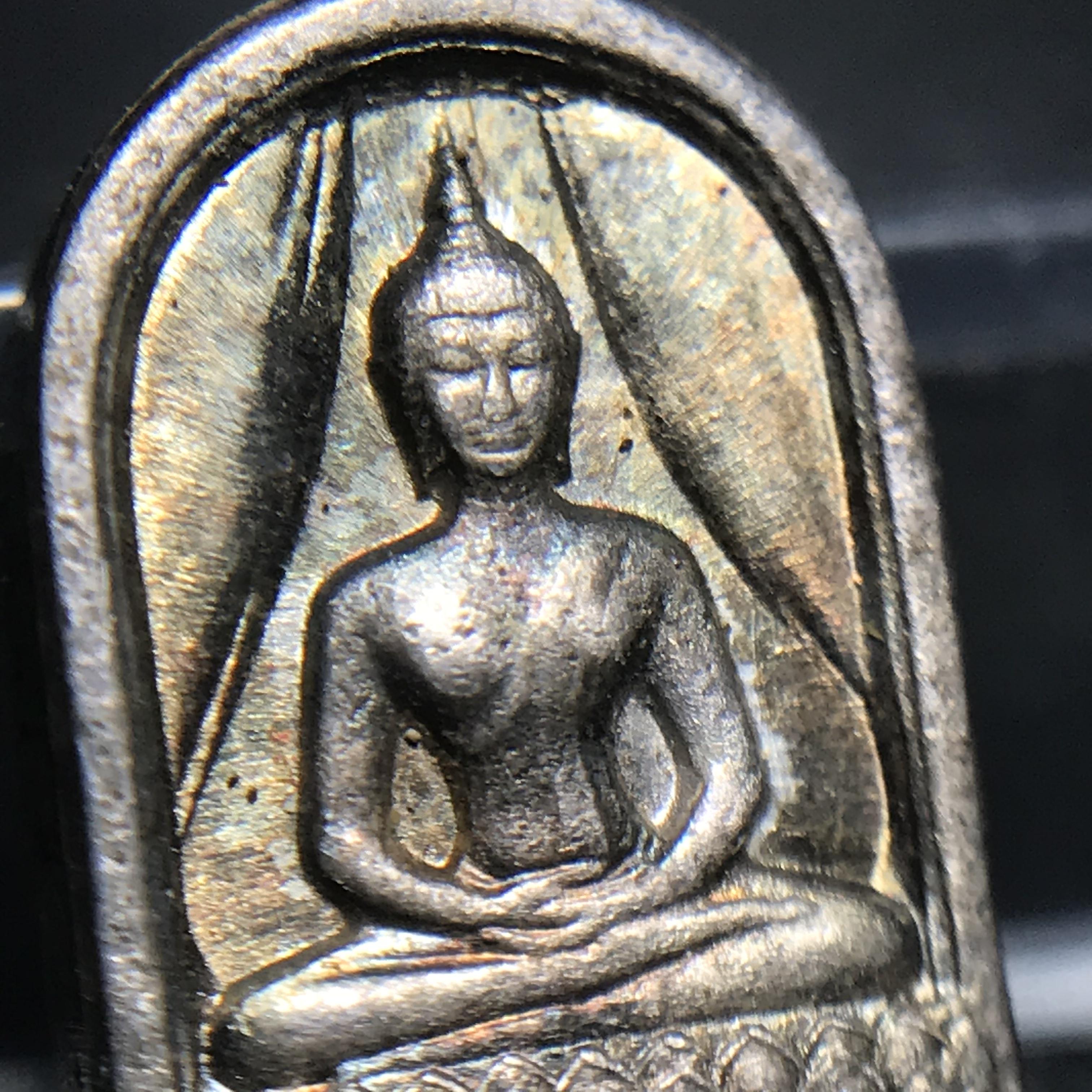 พระปรกใบมะขาม พระพุทธสิหิงค์ ภปร. ธรรมศาสตร์ 50ปี เนื้อเงิน(ในหลวงรัชกาลที่9 เสด็จเททอง)(พระปรกใบมะขาม ภปร. รุ่นแรก)(คัดสภาพสวยคมชัด ผิวเดิม)หายาก