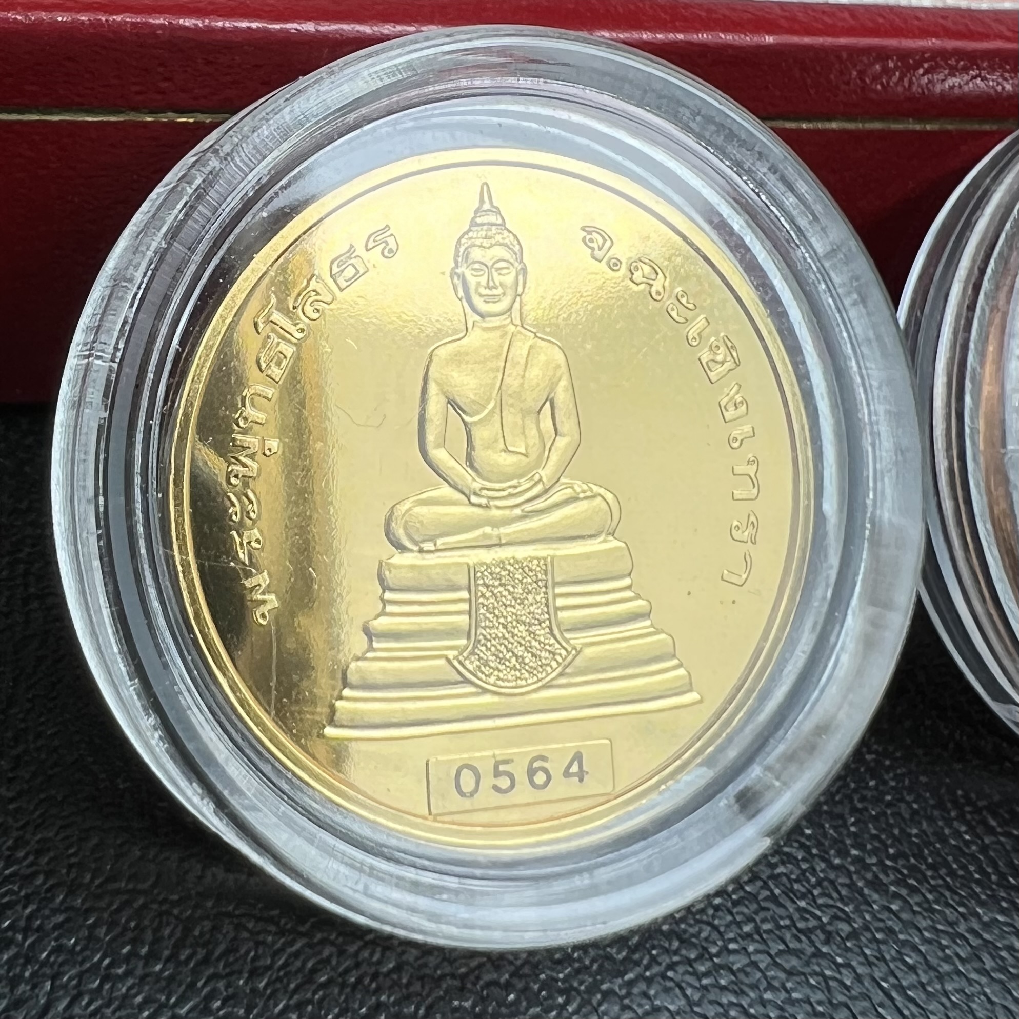 เหรียญพระพุทธโสธร-สมเด็จพระปิยมหาราช รุ่นกาญจนาภิเษก วัดสุทัศน์เทพวราราม ปี2538 ครบชุดสามกษัตริย์ 1 ชุดมี 3 เนื้อ (เงินขัดเงา+กะไหล่ทองขัดเงา+ทองแดงบริสุทธิ์ขัดเงา) ขนาด 19 มม. ครบชุดพิมพ์เล็กหมายเลขเดียวกันพร้อมกล่องและใบรับรองเดิม(1ใน 1000 ชุด หายากมาก)