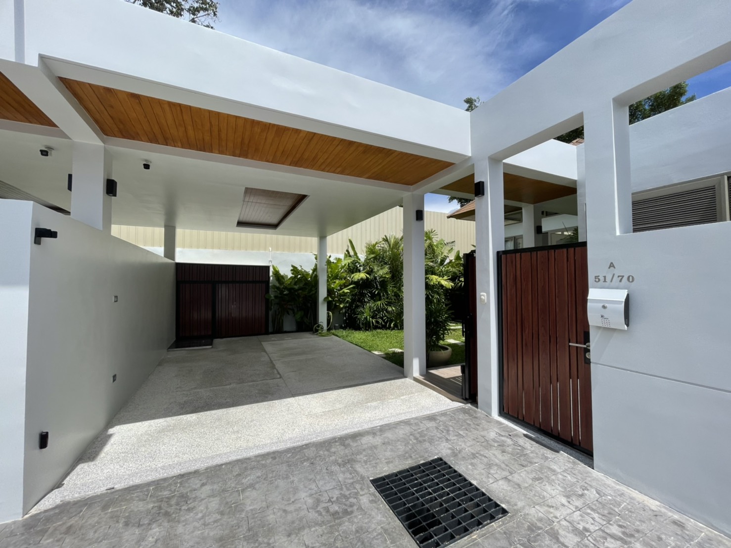 For Rent : Rawai, Luxury New Pool Villa, 2 Bedrooms 2 Bathrooms, Garden view.