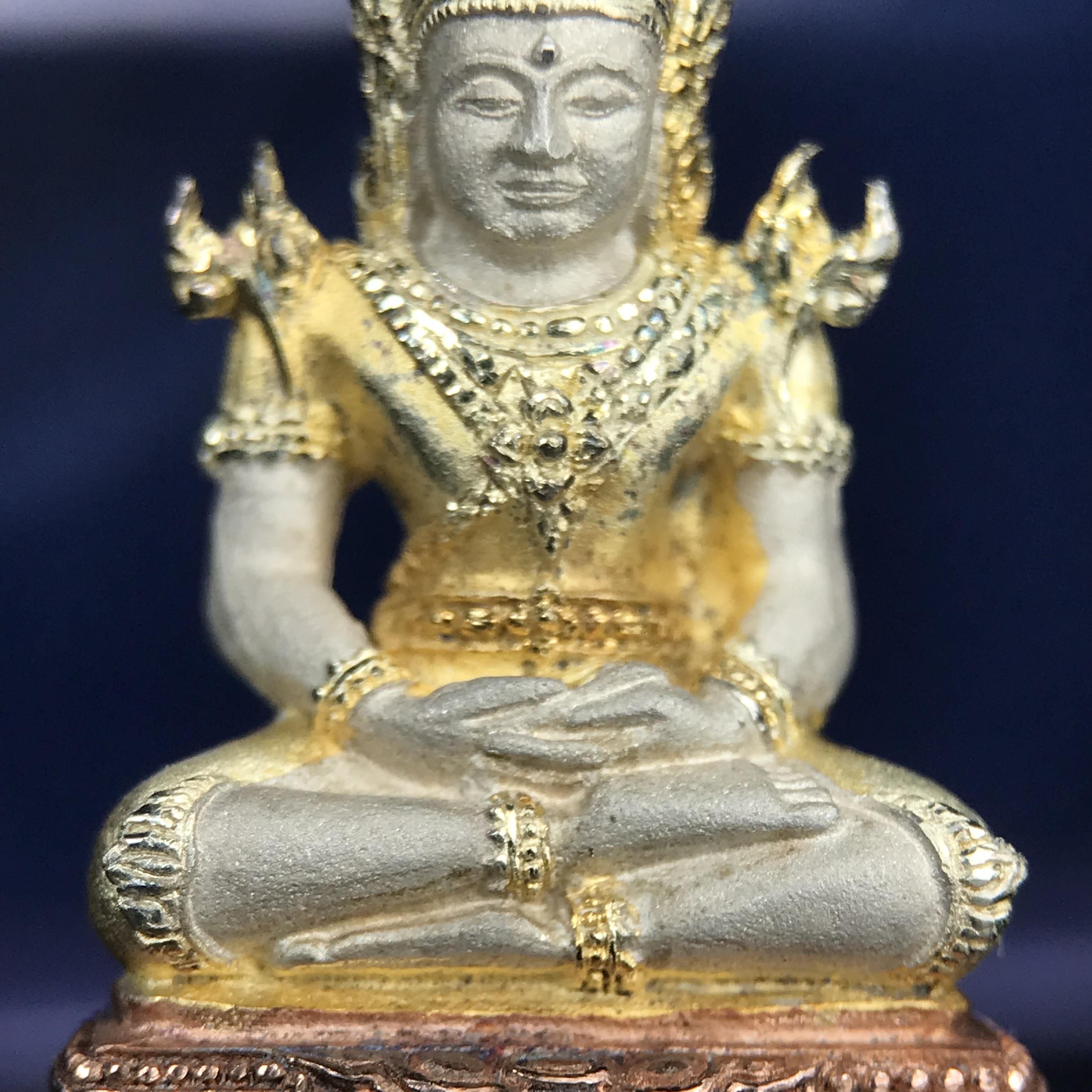 พระแก้วมรกต ภปร. ปี 2547 จัดสร้างโดยโรงพยาบาลภูมิพลอดุลยเดช เนื้อเงิน(3 กษัตริย์) ลอยองค์ หน้าตัก 1/2 นิ้ว สูง 3.7 ซม.พิธีมหามังคาภิเษก ณ พระอุโบสถวัดพระศรีรัตนศาสดาราม(วัดพระแก้ว) งดงามทรงคุณค่าอีกหนึ่งรุ่นยอดนิยม หายาก(องค์หมายเลข ๑๔๑๔)