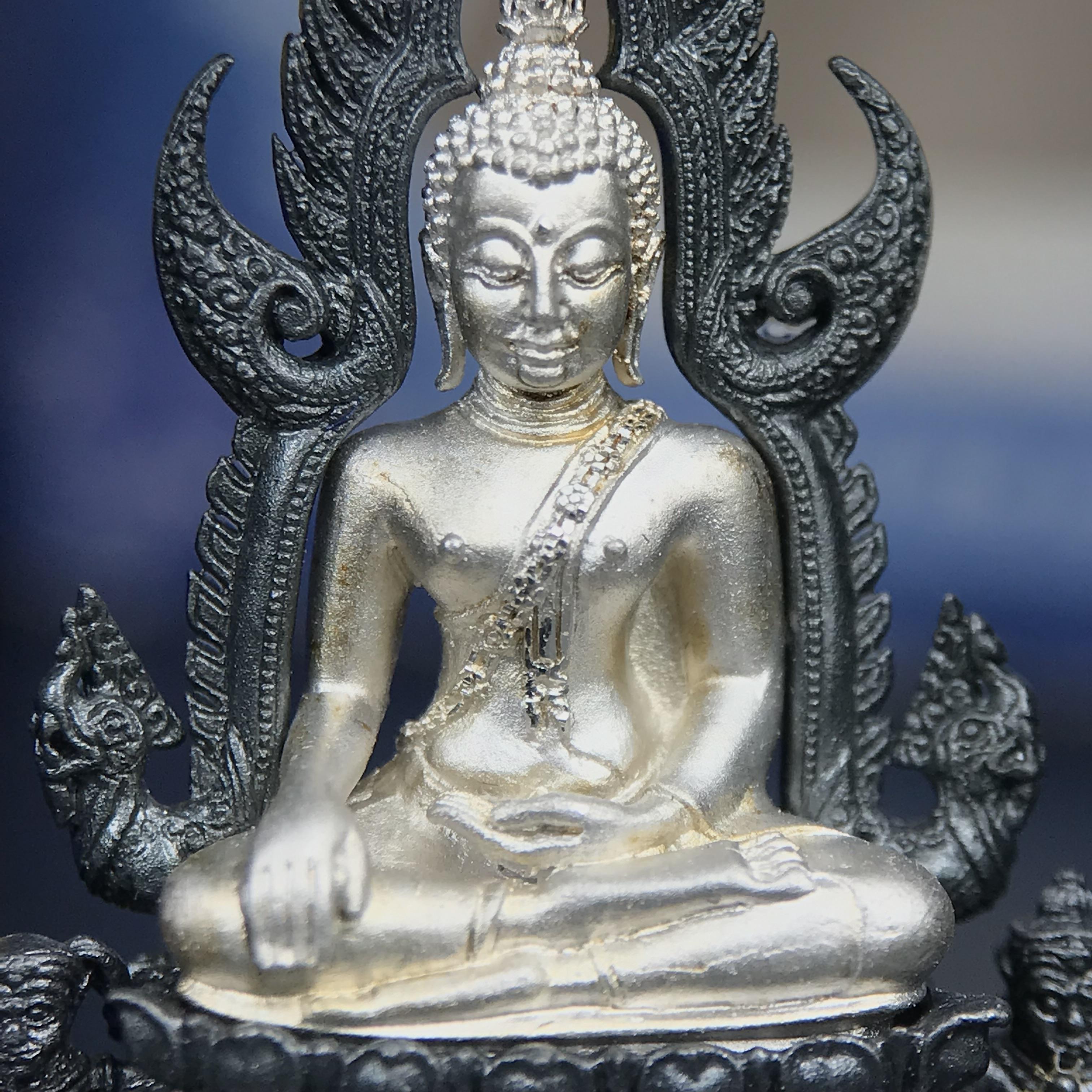 พระพุทธชินราช ภปร. โครงการเพราะแผ่นดินนี้คือแผ่นดินเกิด เนื้อเงินชุบทองคำขาวซุ้มรมดำ ปี2551 ขนาดหน้าตัก1/2นิ้ว(3.5*2.5ซม.)ประกอบพิธี ณ พระอุโบสถ วัดพระศรีรัตนศาสดาราม(วัดพระแก้ว)และพระวิหารวัดพระศรีรัตนมหาธาตุวรมหาวิหาร(จ.พิษณุโลก)(สวยงามหายาก)1ใน5000องค์