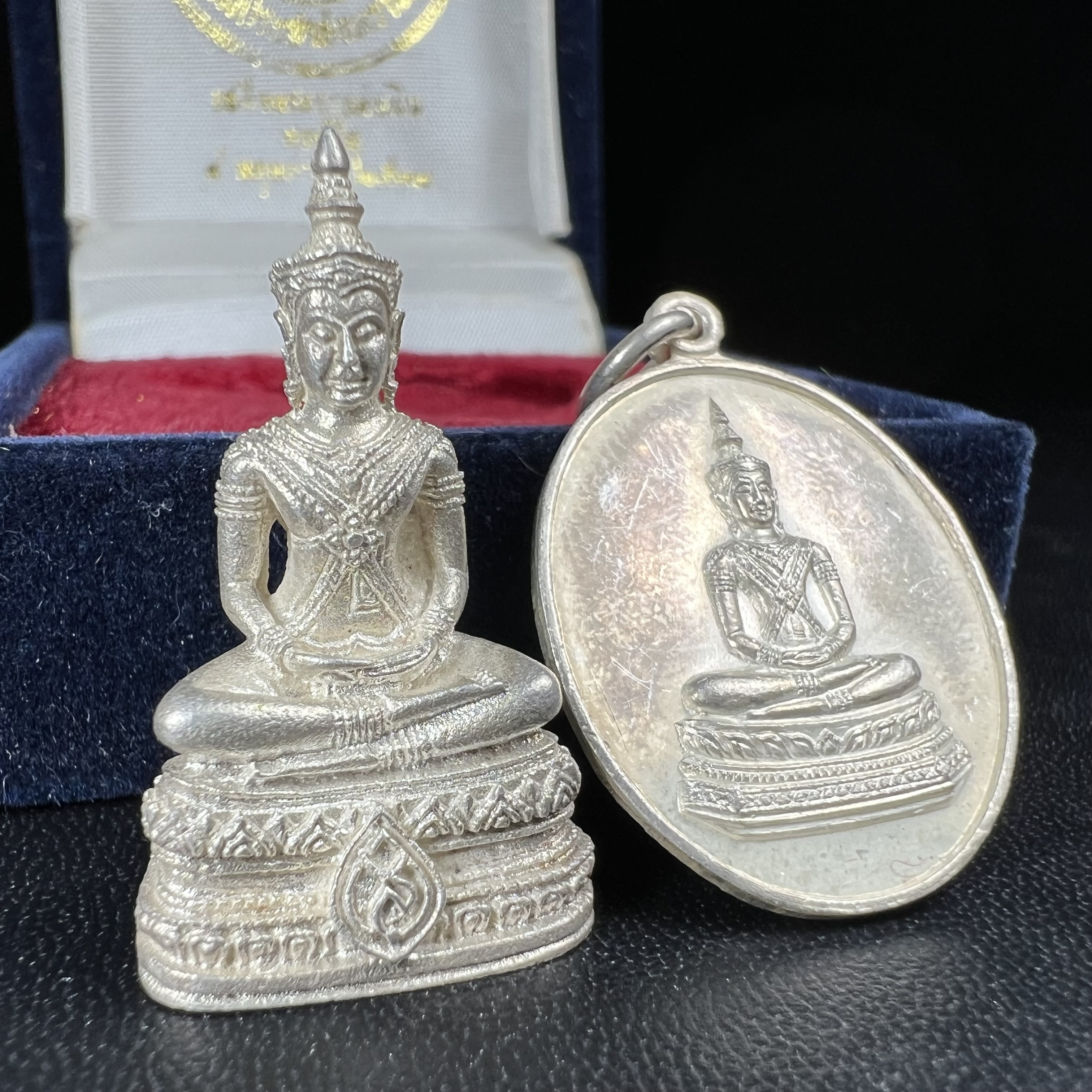 พระวาสนะเวศม์ พร้อมเหรียญ ชุดกรรมการ เนื้อเงิน(หายากพบเจอน้อย) สร้างในโอกาสสมเด็จย่าทรงเปิดสถานสงเคราะห์คนชรา 8 พฤษภาคม ปี 2530 กรมประชาสงเคราะห์จัดสร้าง พิธีปลุกเสก วัดบวรนิเวศวิหาร