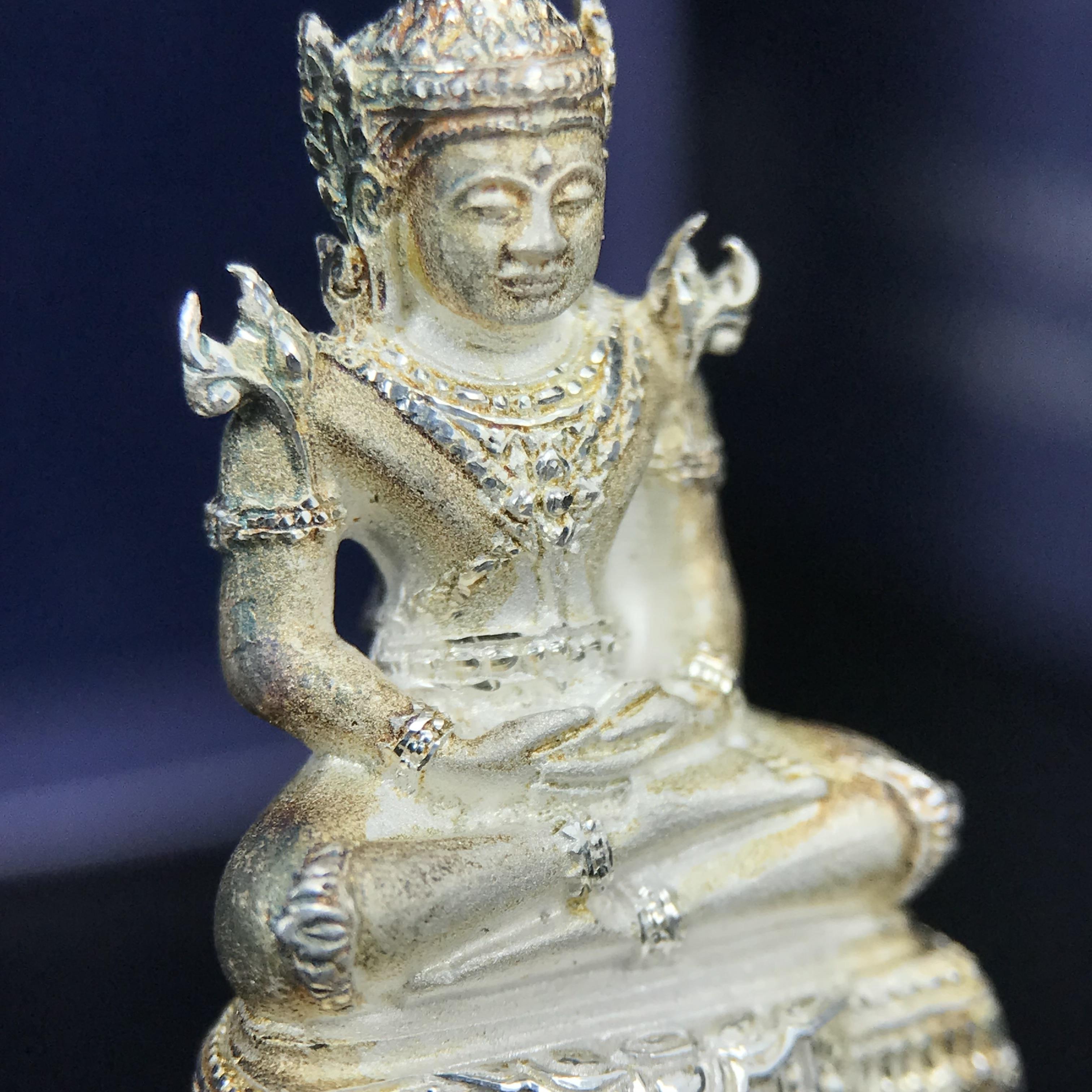 พระแก้วมรกต ภปร. ปี 2547 จัดสร้างโดยโรงพยาบาลภูมิพลอดุลยเดช เนื้อเงิน ลอยองค์ หน้าตัก 1/2 นิ้ว สูง 3.7 ซม. พิธีมหามังคาภิเษก ณ พระอุโบสถวัดพระศรีรัตนศาสดาราม(วัดพระแก้ว) งดงามทรงคุณค่าอีกหนึ่งรุ่นยอดนิยม หายาก(องค์หมายเลขต้นๆหลักร้อย ๒๙๘)ผิวเดิมติดรุ้งสวย