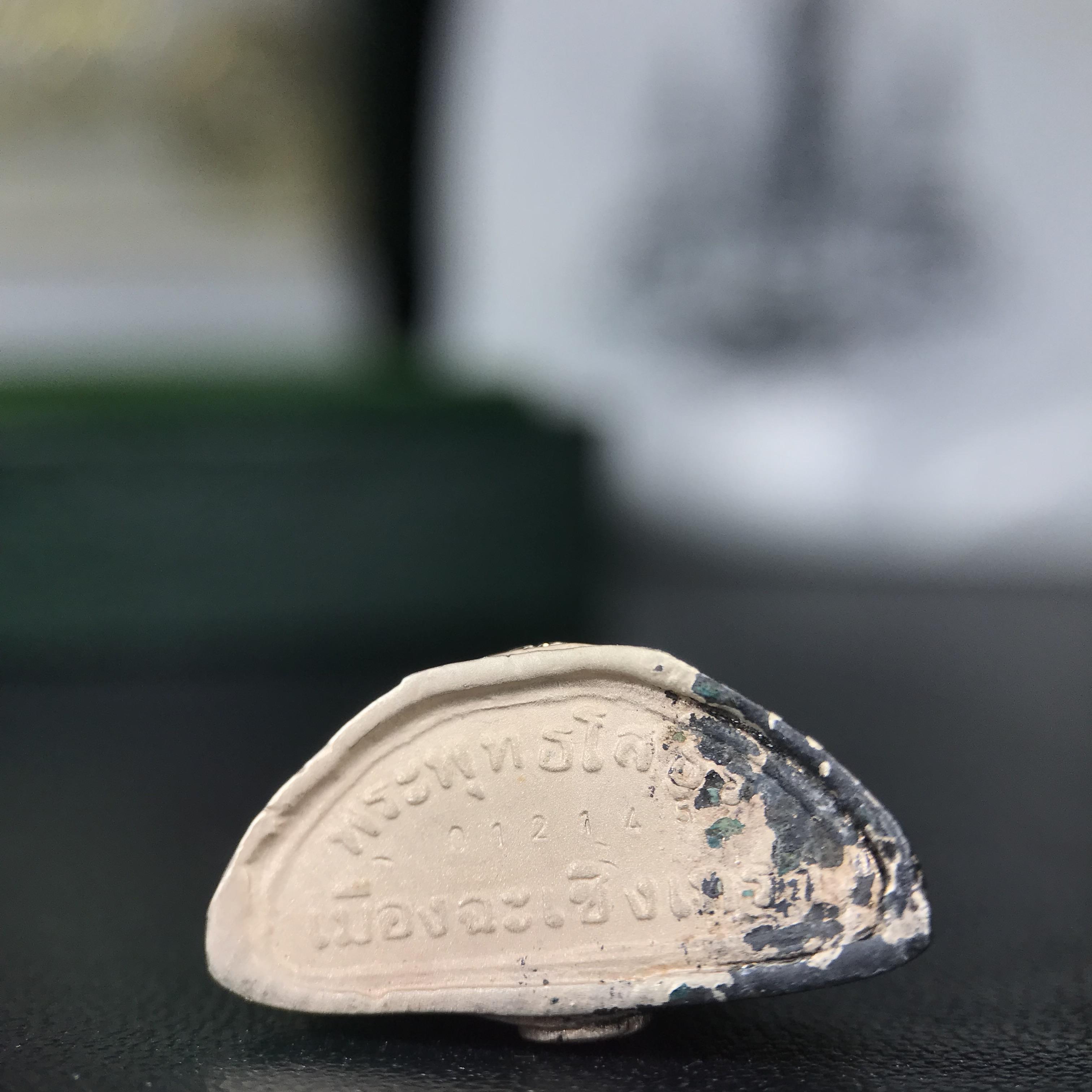 พระพุทธโสธร ภปร. รุ่นย้อนยุค สร้างพระอุโบสถ สมาคมชาวฉะเชิงเทรา จัดสร้าง ปี 2539 วโรกาสครองสิริราชสมบัติครบ 50 ปี เนื้อเงินชุบสามกษัตริย์ทรายนวลขัดเงาบางส่วน(สภาพผิวเดิม เก่าเก็บ) พร้อมกล่องบรรจุและใบรับรองเดิมครบ