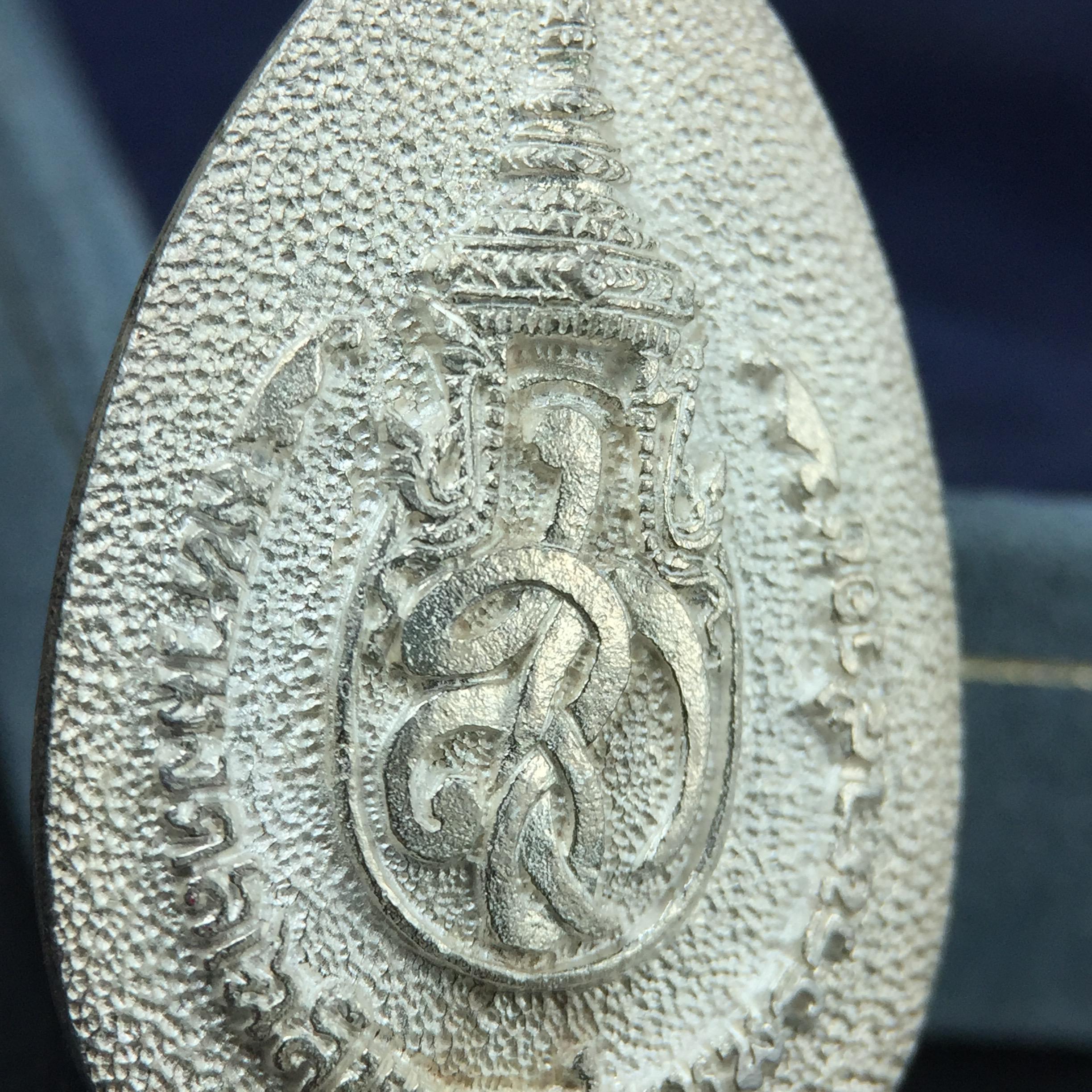 เหรียญพระไพรีพินาศตราสัญลักษณ์ หลัง สก มหามงคลเฉลิมพระชนมพรรษา 5 รอบ ครบ 60 พรรษาพระราชินีในหลวงรัชกาลที่ 9 ปี 2535 วัดบวรนิเวศวิหาร เนื้อเงิน(หมายเลข ๔๒๐)พร้อมกล่องบรรจุเดิมสวยครบ (เนื้อเงินรุ่นนี้พบเจอน้อยมาก)