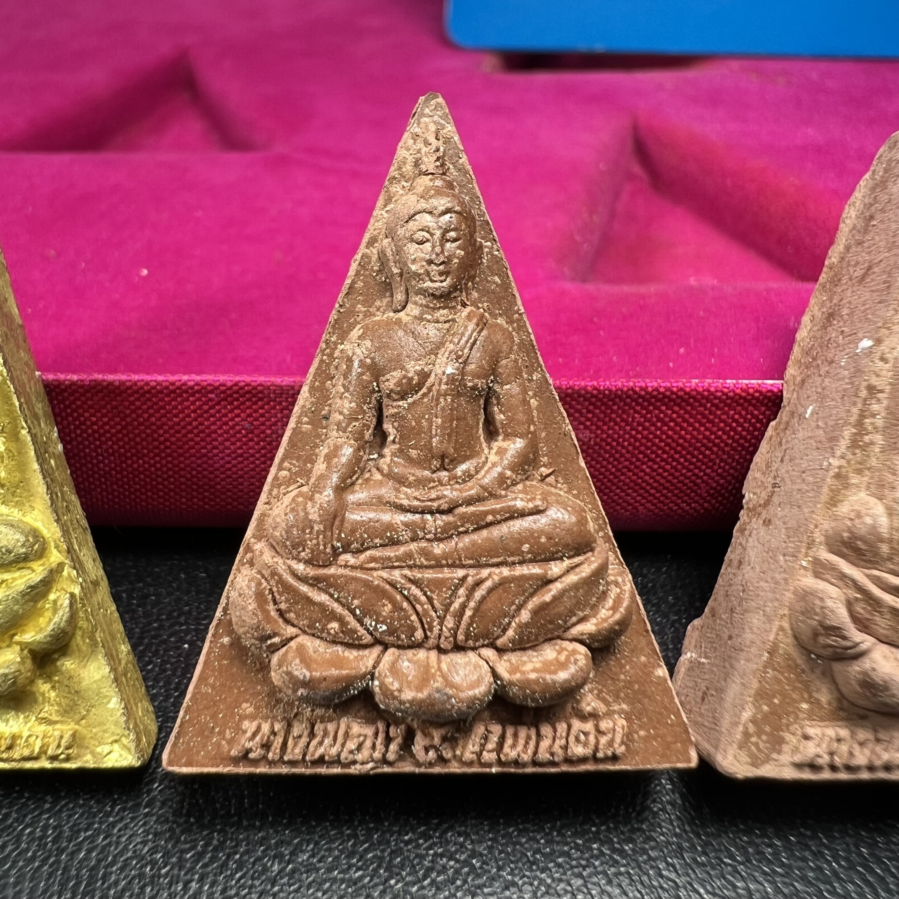 พระสมเด็จนางพญา 9 แผ่นดิน ชุด เบญจรัตนคุณ วัดอรุณราชวราราม จัดสร้างเนื่องในพระราชพิธีมหามงคลรัชกาลที่ 9 เฉลิมพระชนมพรรษา 6 รอบ 5 ธันวาคม 2542 ชุด เบญจรัตนคุณ ชุดหมายเลข ๓๐๙ (ชุดพิเศษพิมพ์กรรมการ 1 ใน 1000 ชุด)หายาก