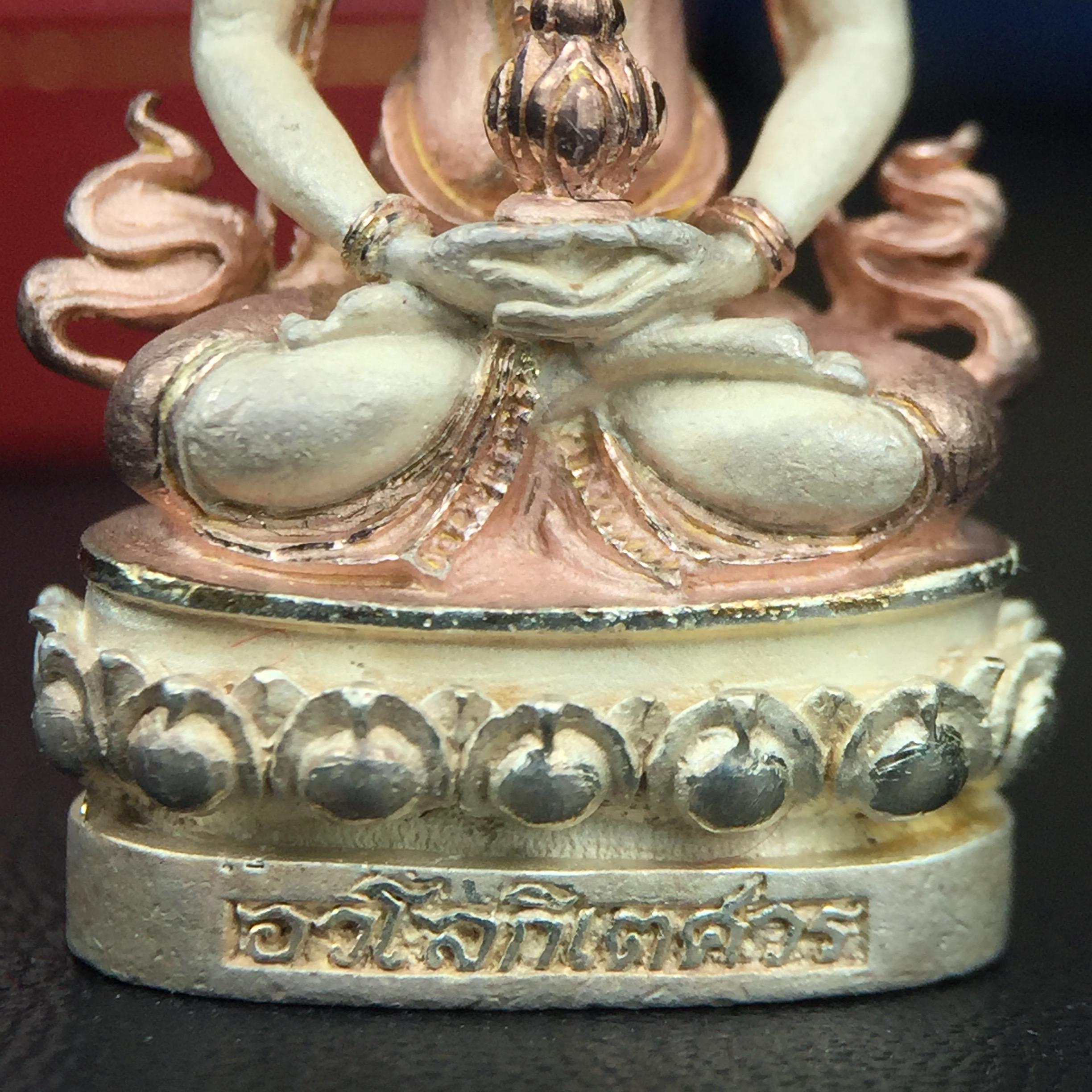 พระกริ่งอวโลกิเตศวร ( เจ้าแม่กวนอิม ) วัดโพธิ์แมนคุณาราม เนื้อเงิน 3 กษัตริย์ พ่นทราย รุ่นอุดมโภคทรัพย์ พ.ศ.2539(พร้อมกล่องบรรจุการ์ดใบรับรองเดิมครบ) (อีกหนึ่งรุ่นยอดนิยม พุทธศิลป์สวยงดงาม)