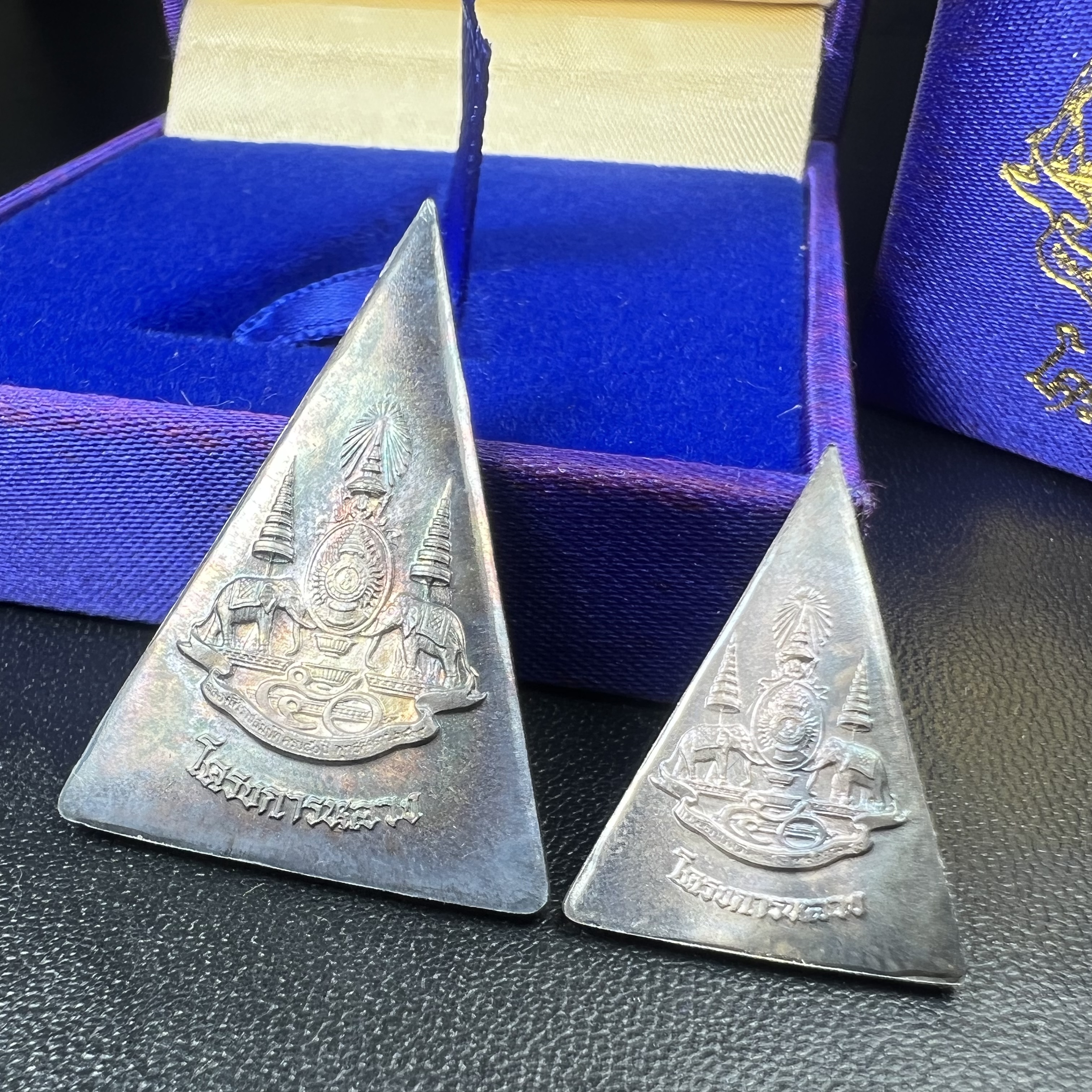 พระพุทธนวราชบพิตร พระพิมพ์จิตรลดา โครงการหลวง ปี2539 (พิมพ์ใหญ่+พิมพ์เล็ก) เนื้อเงินผิวเดิมขึ้นสีรุ่ง สวย แบบนิยมพร้อมกล่องบรรจุเดิม พิธีใหญ่ ปลุกเสกวัดพระแก้ว(1ชุด 2 องค์)