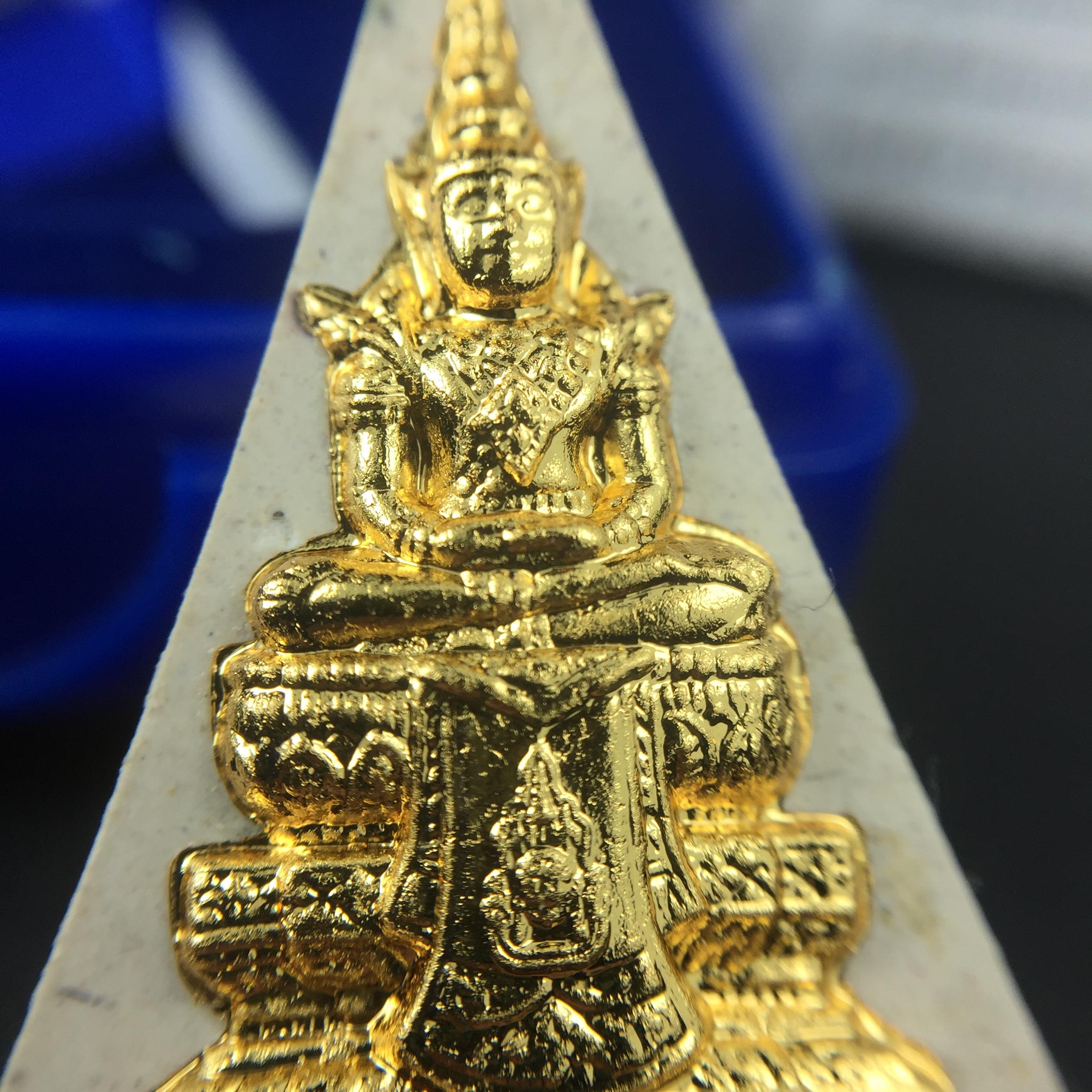 พระแก้วมรกต(จำลอง)ทรงเครื่องฤดูร้อน พระผงบูชา ด้านหน้าปิดทอง ด้านหลังตราฉลองสิริราชสมบัติครบ 60ปี เนื้อเงินขึ้นสีรุ้งธรรมชาติสร้างสรรค์งดงาม(รุ่นนี้ได้พระราชทานเส้นพระเจ้า(เส้นผม)รัชกาลที่9ในการจัดสร้าง)***องค์นี้พิเศษมองเห็นเส้นผมติดอยู่ด้านหลังชัดเจน***