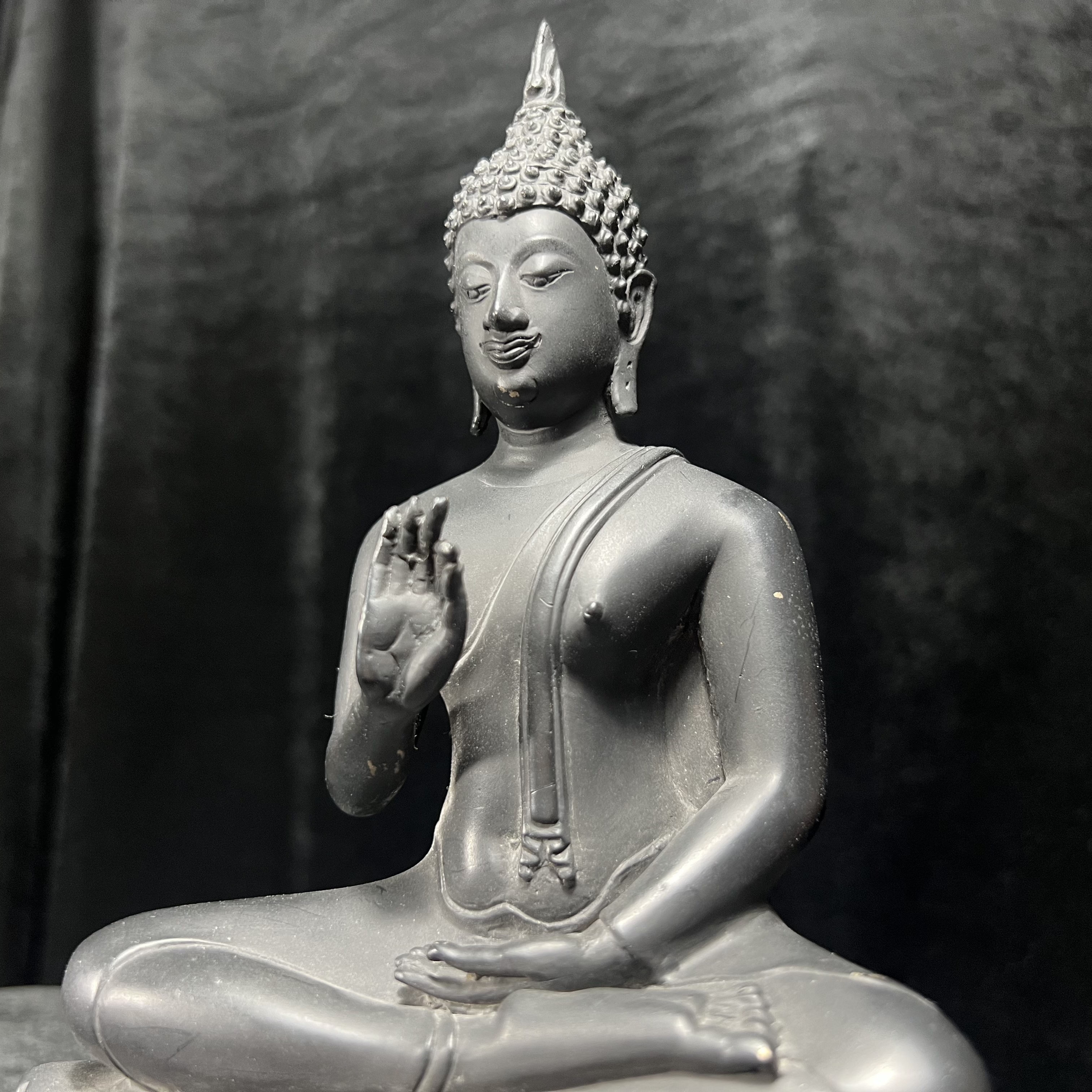 พระพุทธนรเทพศาสดา ทิพยนคราภิมงคลสถิต วัดไทยลอสแองเจลิส สหรัฐอเมริกา ฐาน ภปร. ปี 2522 หน้าตัก 5 นิ้ว เนื้อโลหะรมดำ (อีกหนึ่งพระพุทธ ชุด ภปร.ที่พบเจอและหายาก)ในหลวงรัชกาลที่ 9 เสด็จเททองหมายเลข 225(ผลรวมได้ 9 เลขมหามงคลเจริญก้าวหน้าในทุกด้าน) 1 ใน 2523 องค์