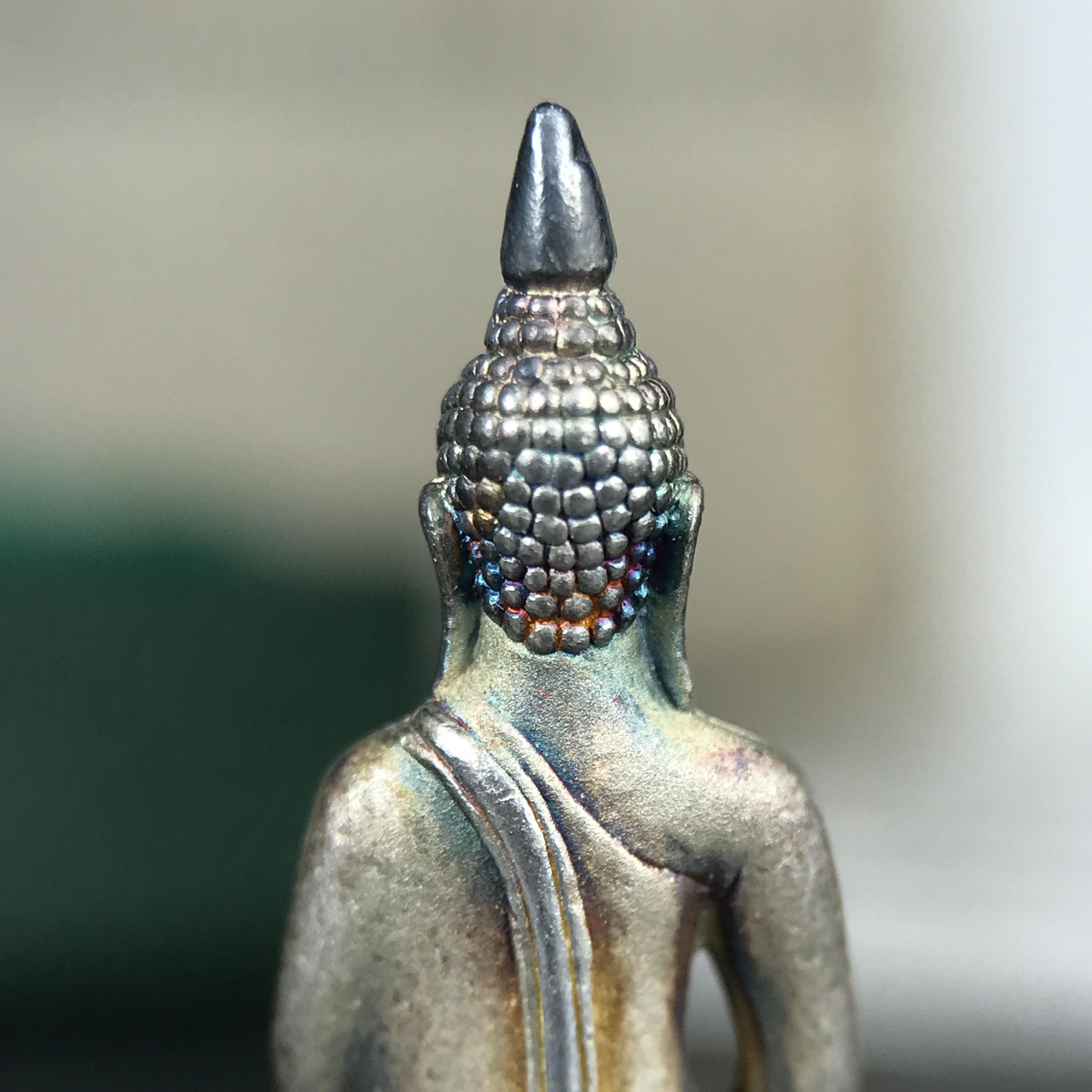 พระพุทธโสธร ภปร. รุ่นย้อนยุค สร้างพระอุโบสถ สมาคมชาวฉะเชิงเทรา จัดสร้าง ปี 2539 วโรกาสครองสิริราชสมบัติครบ 50 ปี เนื้อเงินทรายนวลขัดเงาบางส่วน(สภาพผิวเดิม ขึ้นสีรุ้งธรรมชาติ เก่าเก็บอย่าดี สวยมาก แบบนี้หายาก) พร้อมกล่องบรรจุและใบรับรองเดิม