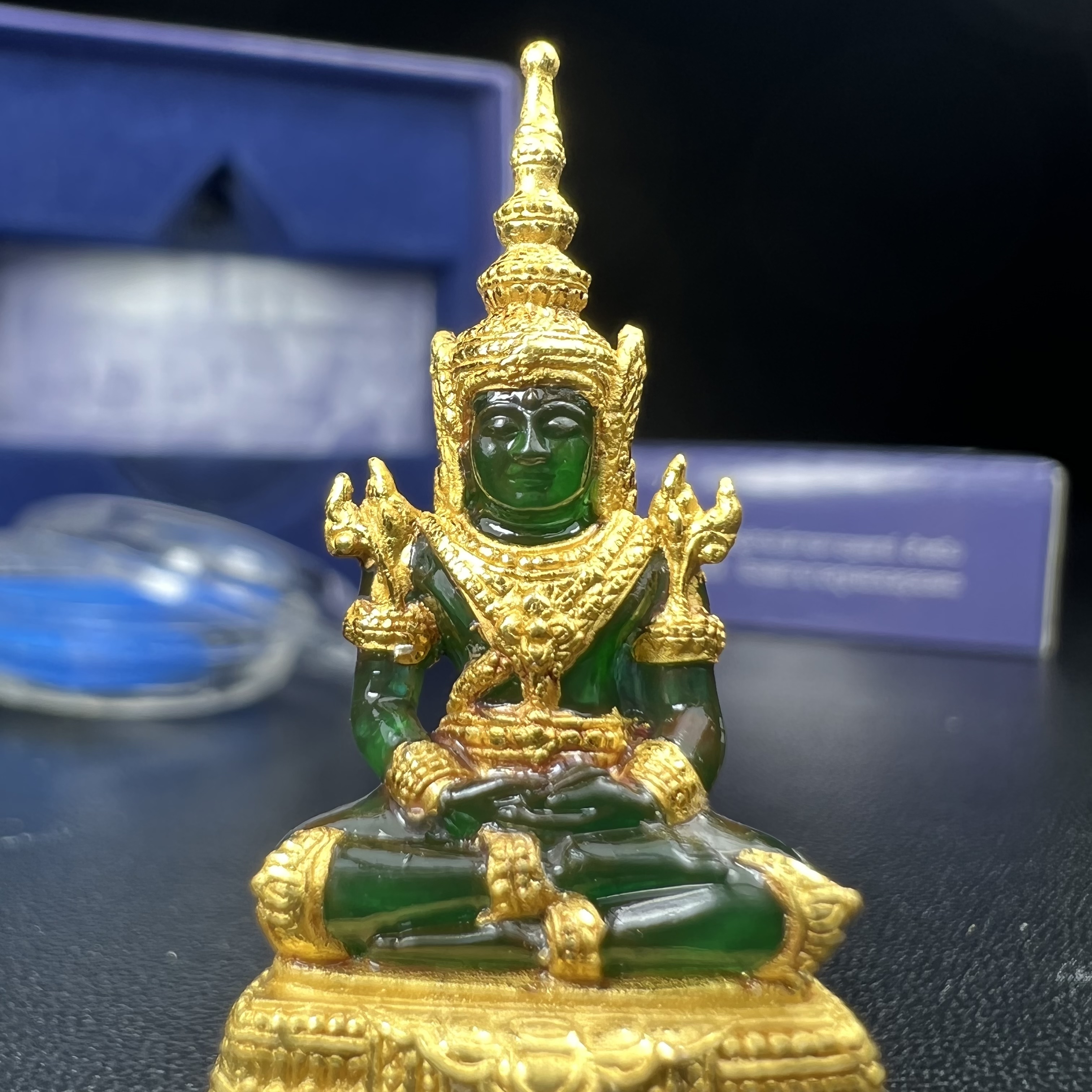 พระแก้วมรกต ภปร. จัดสร้างโดย รพ.ภูมิพลฯ ปี2547 ลอยองค์ขนาดหน้าตัก 1/2 นิ้ว เนื้อเรซิ่นหุ้มทองคำ99.99 งดงามทรงคุณค่าอีกหนึ่งรุ่นยอดนิยม หายาก