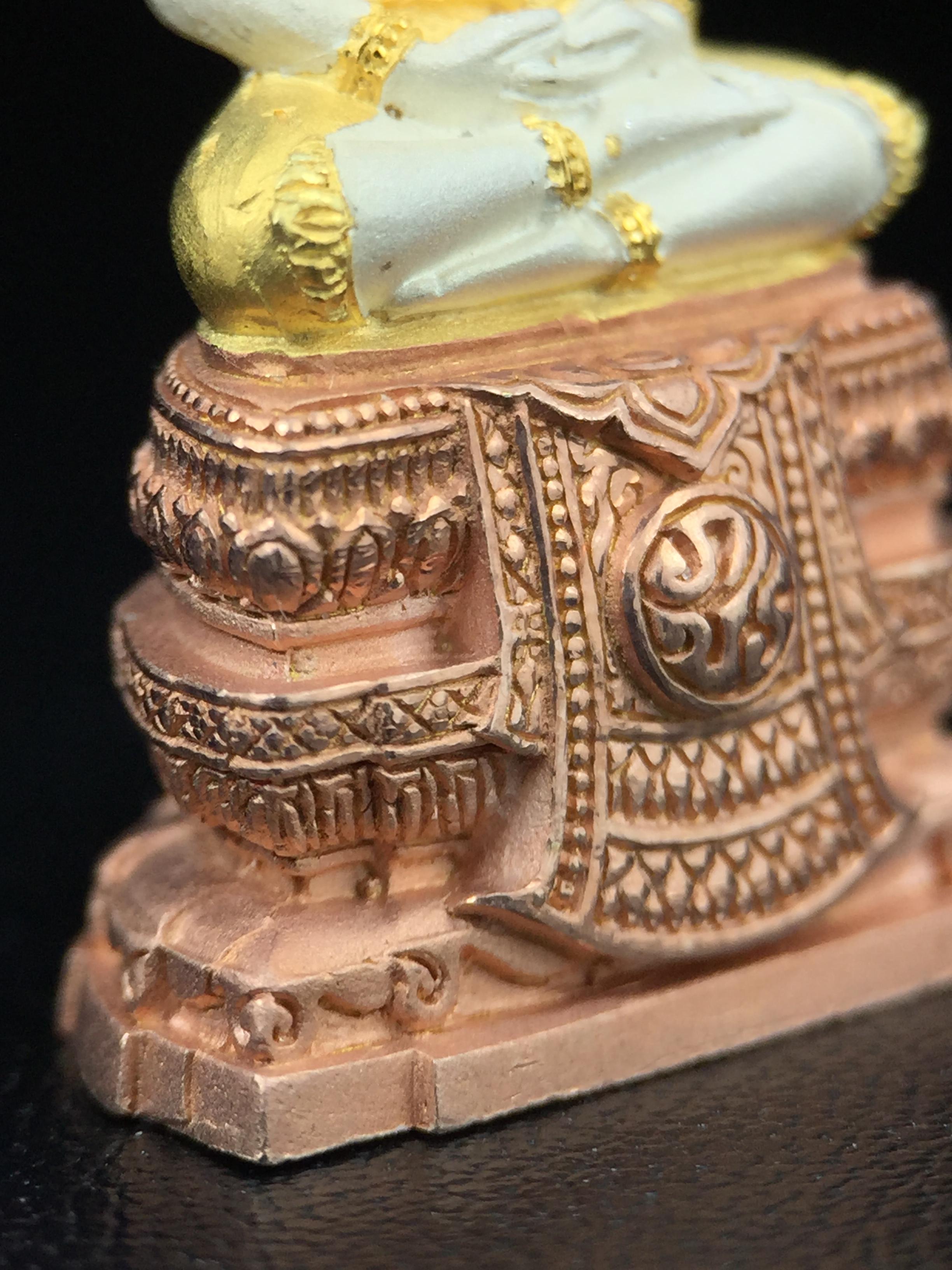 พระแก้วมรกต ภปร. ปี2547 จัดสร้างโดย รพ.ภูมิพลฯ เนื้อเงิน (3 กษัตริย์)ลอยองค์ หน้าตัก 1/2 นิ้ว งดงามทรงคุณค่าอีกหนึ่งรุ่นยอดนิยม หายาก