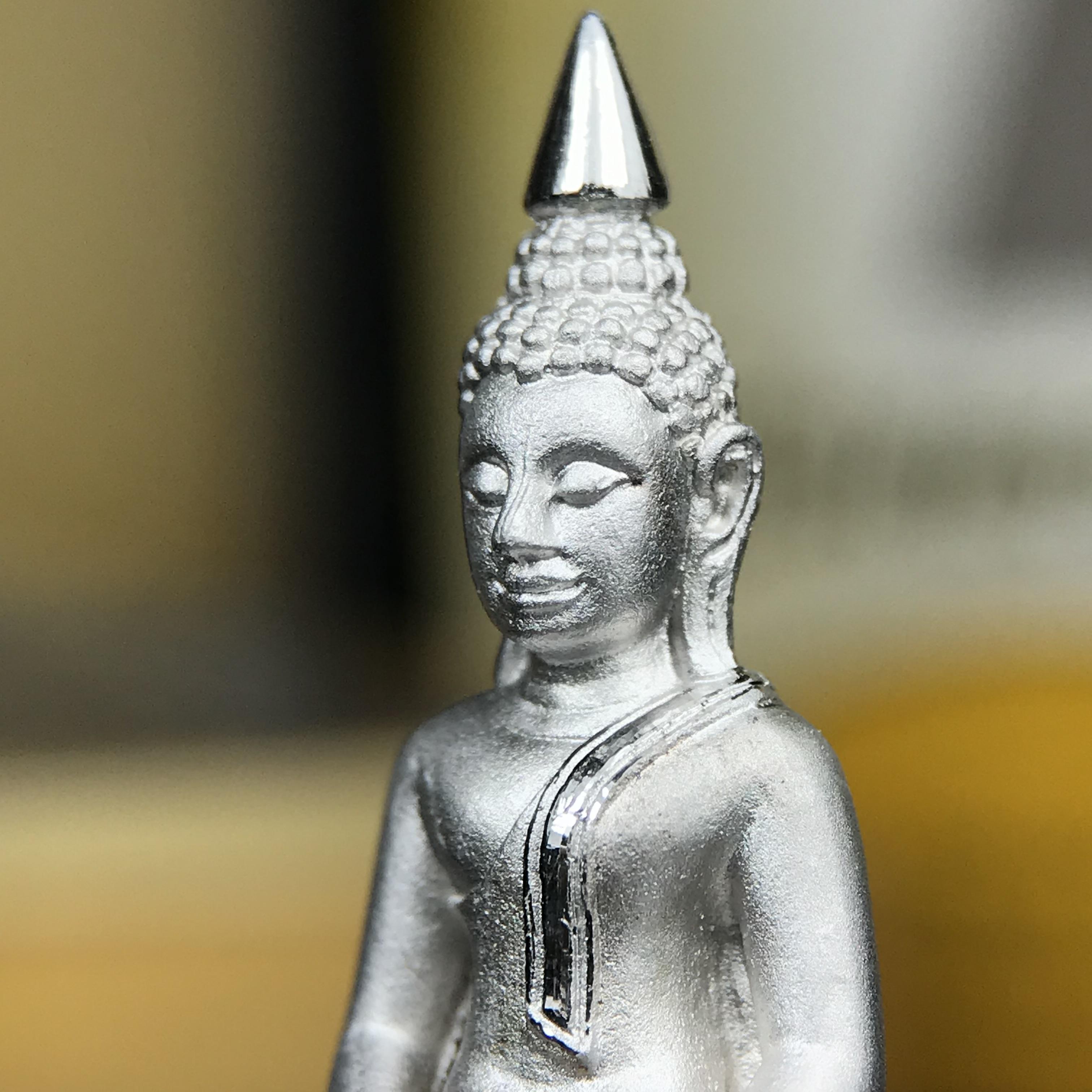 พระพุทธโสธร คุ้มเกล้าฯ ภปร.(ใต้ร่มพระบารมี คุ้มเกล้า) 60ปี รพ.ภูมิพลฯ พ.ศ.2552 เนื้อเงิน ชุบทองคำขาว(ลอยองค์พิมพ์ ใหญ่ ขนาด 30*20 มม.) 1 ใน 5000 องค์ หายาก