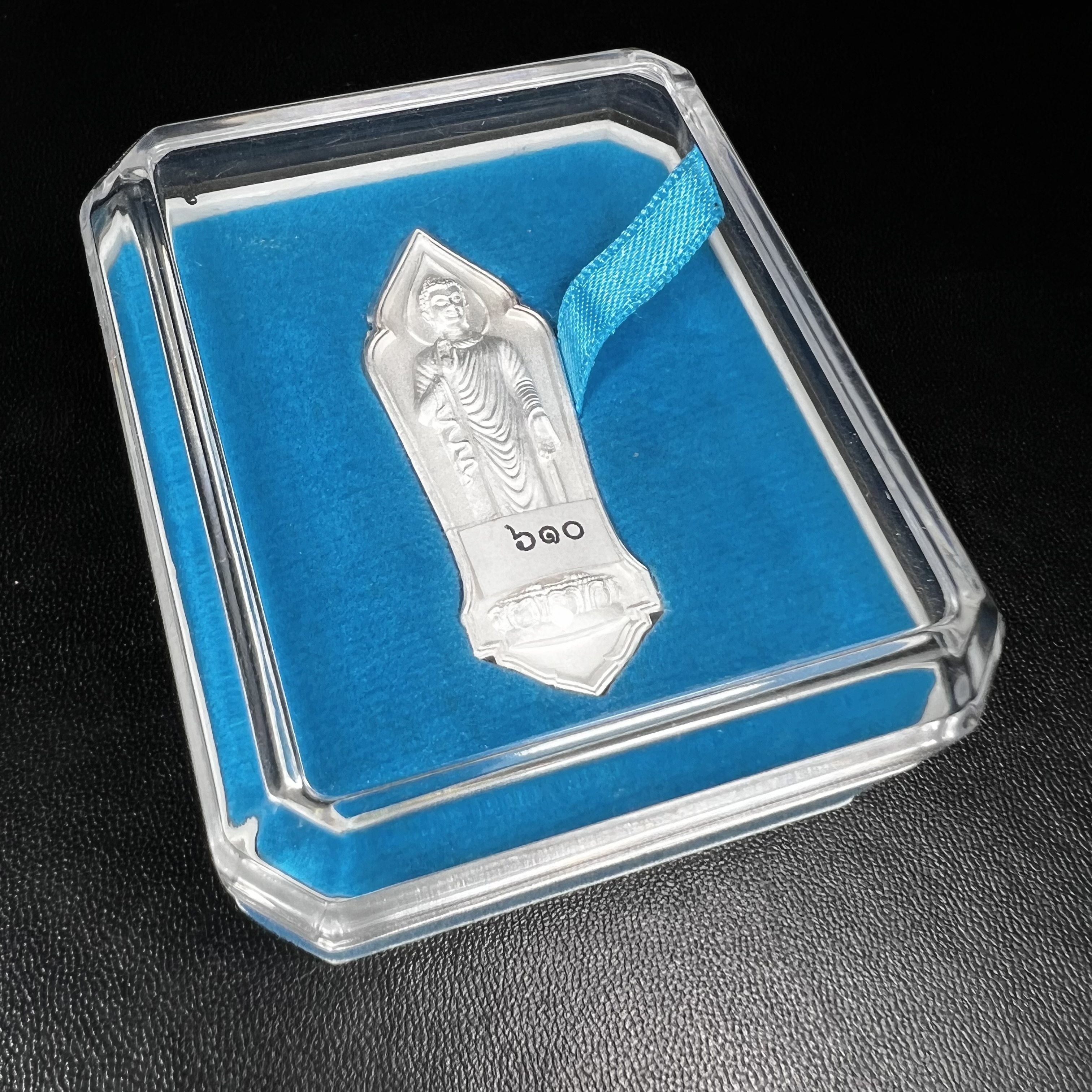 เหรียญที่ระลึกพระพุทธเมตตาประชาไทยไตรโลกนาถคันธารราฐอนุสรณ์ หลัง ภปร. และ สก. วัดทิพย์สุคนธาราม จ.กาญจนบุรี ปี 2558 เนื้อเงิน 99.99% ขนาดสูง 4.6 ซม. ที่ระลึก ร.9 พระชนมพรรษาครบ 7 รอบ และ สมเด็จพระราชินี พระชนมพรรษา 80 พรรษา พิธีใหญ่(หายาก1 ใน 999 เหรียญ)