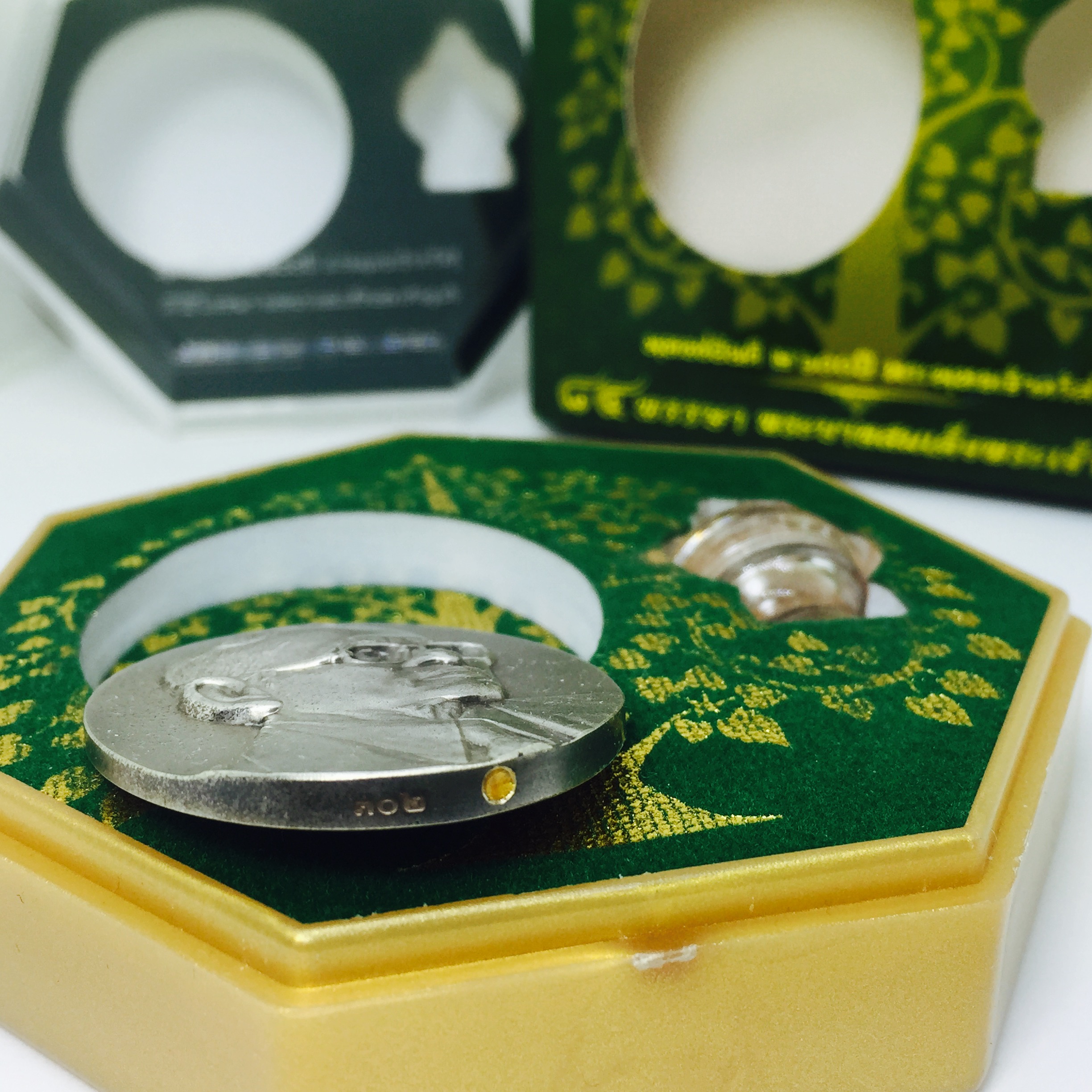 เหรียญพระบรมรูปหล่อพระบาทสมเด็จพระเจ้าอยู่หัว 84 พรรษา เนื้อเงินรมดำขัดวินอล พิมพ์ใหญ่