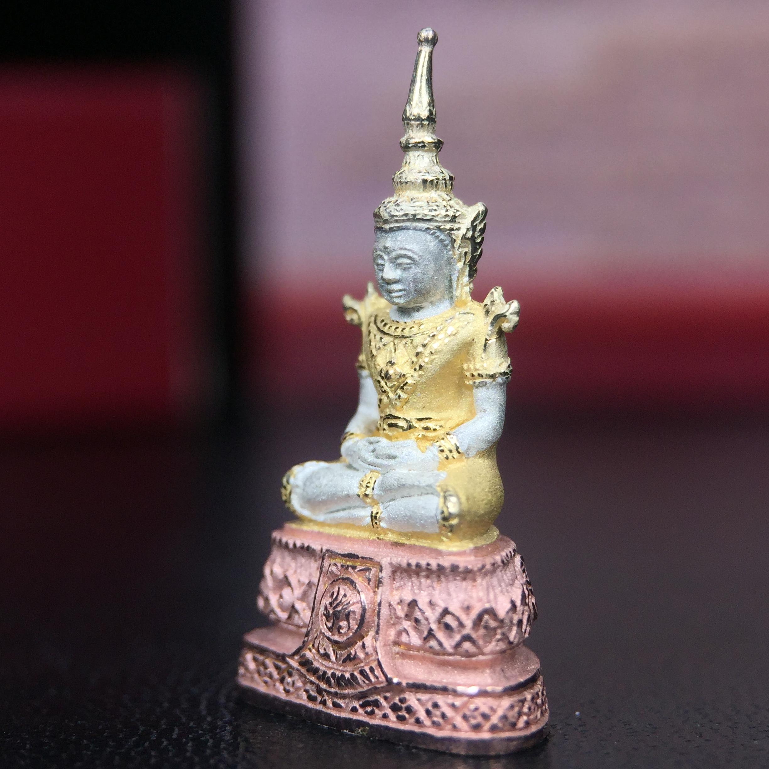 พระแก้วมรกต ภปร.(รุ่นแรก) ปี2545 รุ่นฉลองกรุงรัตนโกสินทร์ครบ 220 ปี พิมพ์ลอยองค์เล็ก เนื้อเงินบริสุทธิ์ 92.5% (สามกษัตริย์) ขนาด 10*19 มม. พร้อมกล่องบรรจุเดิม สวยครบสมบูรณ์