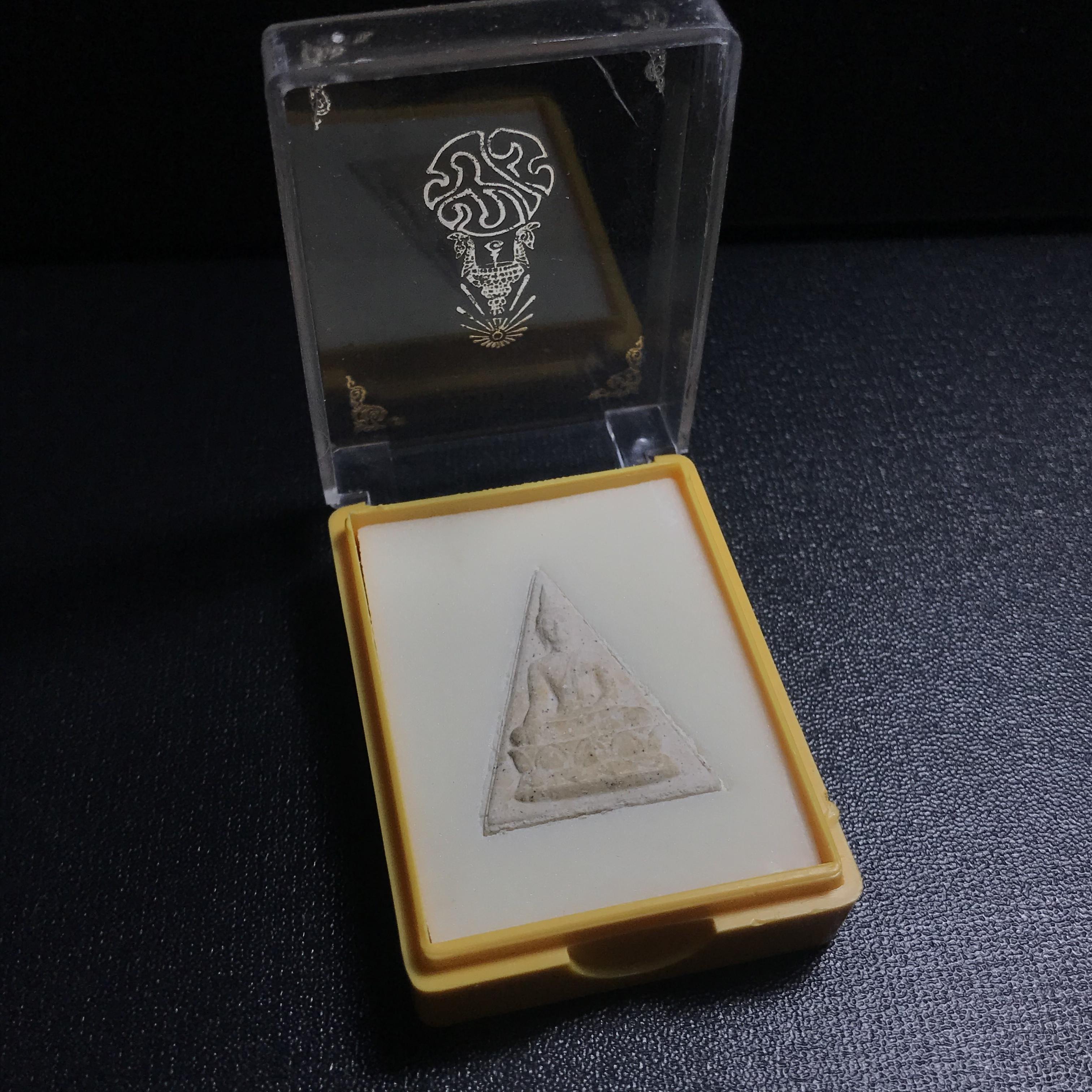 พระสมเด็จจิตรลดา "รุ่น2" (พระพุทธนวราชบพิตรฯ) ภปร. วัดบวรนิเวศวิหาร กรุงเทพฯ ปี 2529 (พิธีกริ่งปวเรศ2)กล่องเดิม (กล่องยุคแรก ภปร) มวลสารสำคัญคือผงจิตรลดาและเส้นพระเจ้า(เส้นพระเกศาในหลวง)