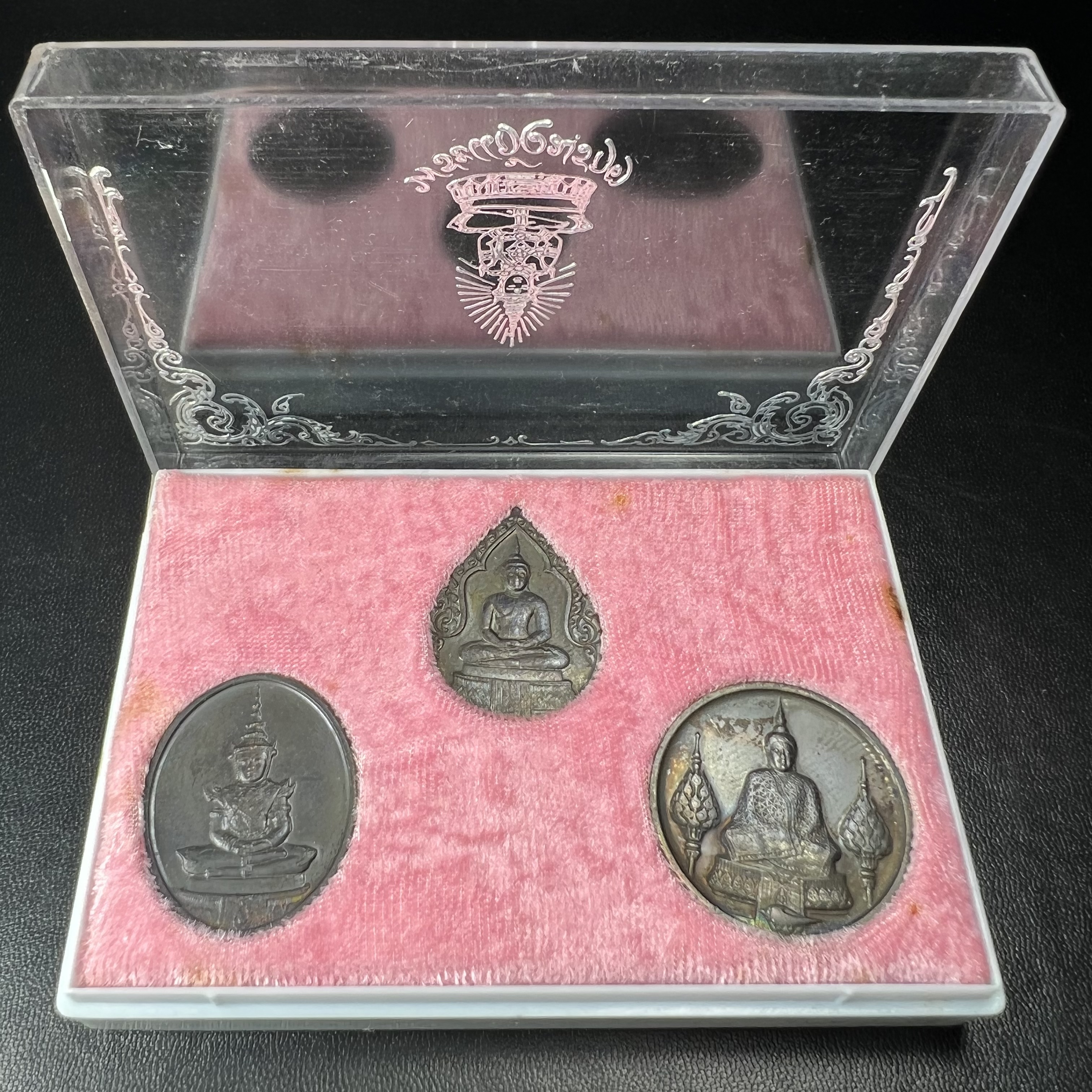 เหรียญพระแก้วมรกตหลัง ภปร. ฉลองกรุงรัตนโกสินทร์ครบ 200 ปี พ.ศ.2525 เนื้อทองแดงกล่องบรรจุเดิมครบ3พิมพ์(บล็อกพระราชศรัธา)(ในหลวงรัชกาลที่9 เสด็จในพิธี)