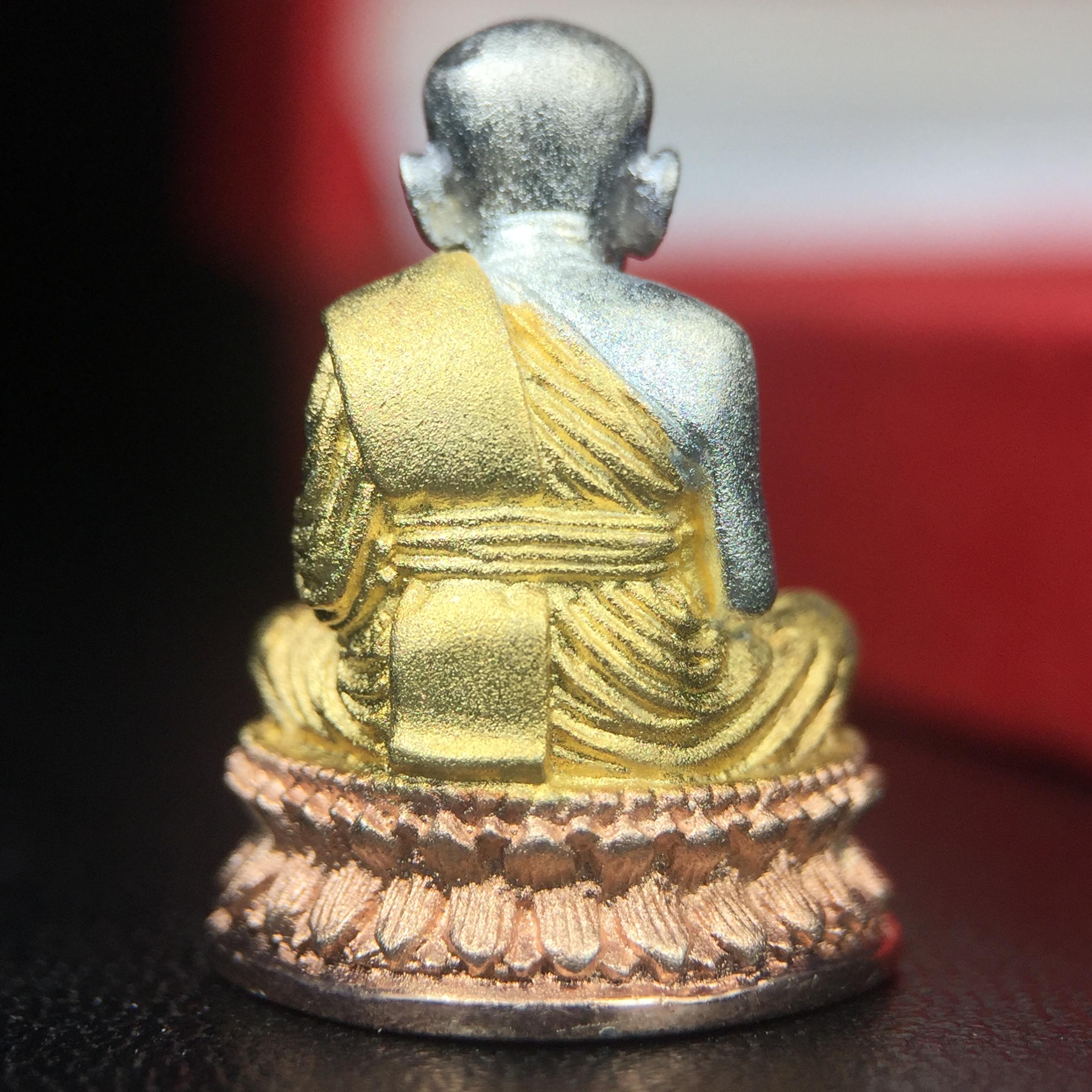 สมเด็จหลวงปู่ทวด วัดช้างให้ รุ่น เฉลิมพระเกียรติ ตราสัญลักษณ์ มวก. พิมพ์ลอยองค์เนื้อเงิน-สามกษัตริย์ ปี 2544 พิธีพุทธาภิเษกใหญ่ ณ อุโบสถวัดช้างให้และอุโบสถวัดพระศรีรัตนศาสดาราม ( วัดพระแก้ว )โดยนิมนต์เกจิชื่อดังสายใต้ทั้งหมดจำนวน 108 รูป