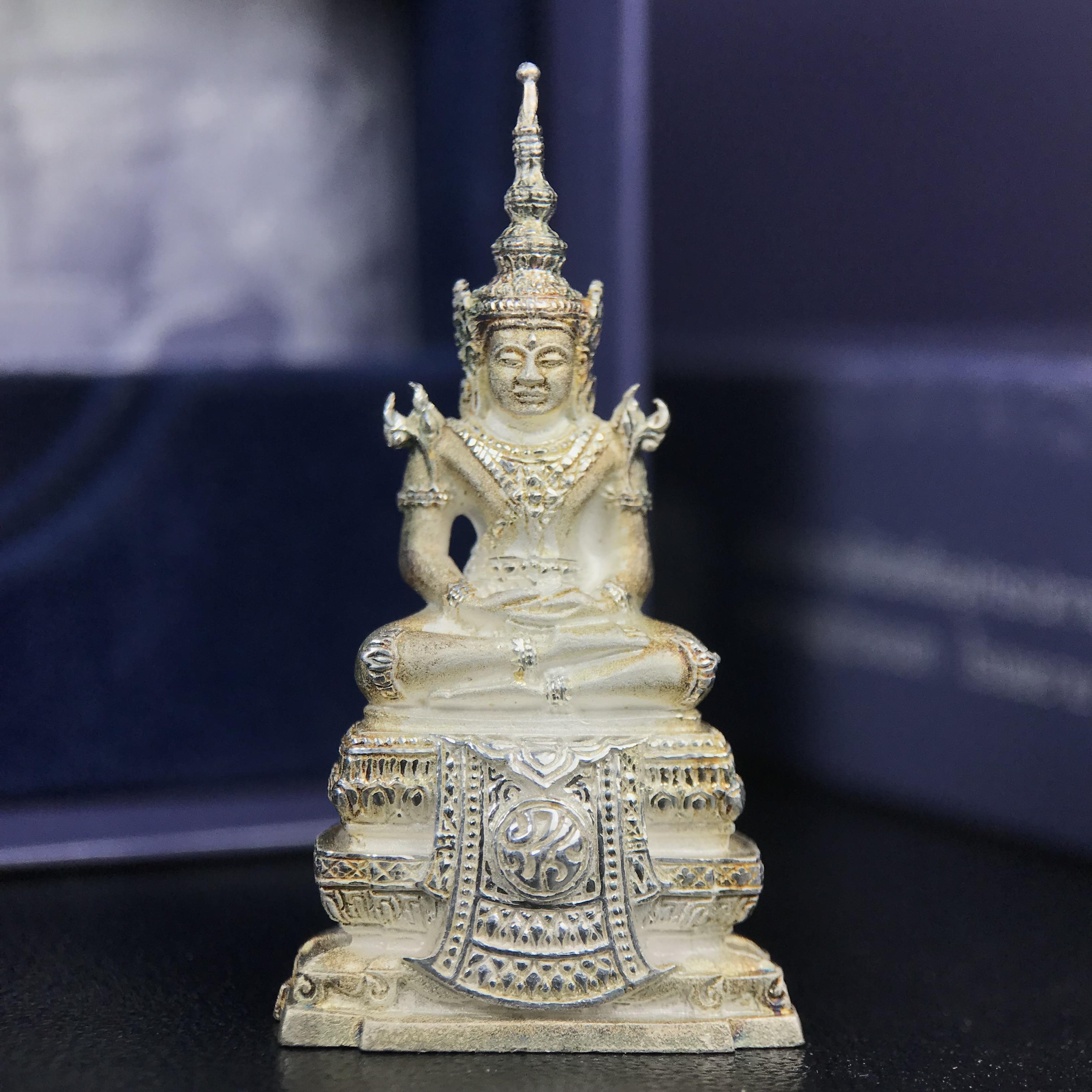พระแก้วมรกต ภปร. ปี 2547 จัดสร้างโดยโรงพยาบาลภูมิพลอดุลยเดช เนื้อเงิน ลอยองค์ หน้าตัก 1/2 นิ้ว สูง 3.7 ซม. พิธีมหามังคาภิเษก ณ พระอุโบสถวัดพระศรีรัตนศาสดาราม(วัดพระแก้ว) งดงามทรงคุณค่าอีกหนึ่งรุ่นยอดนิยม หายาก(องค์หมายเลขต้นๆหลักร้อย ๒๙๘)ผิวเดิมติดรุ้งสวย