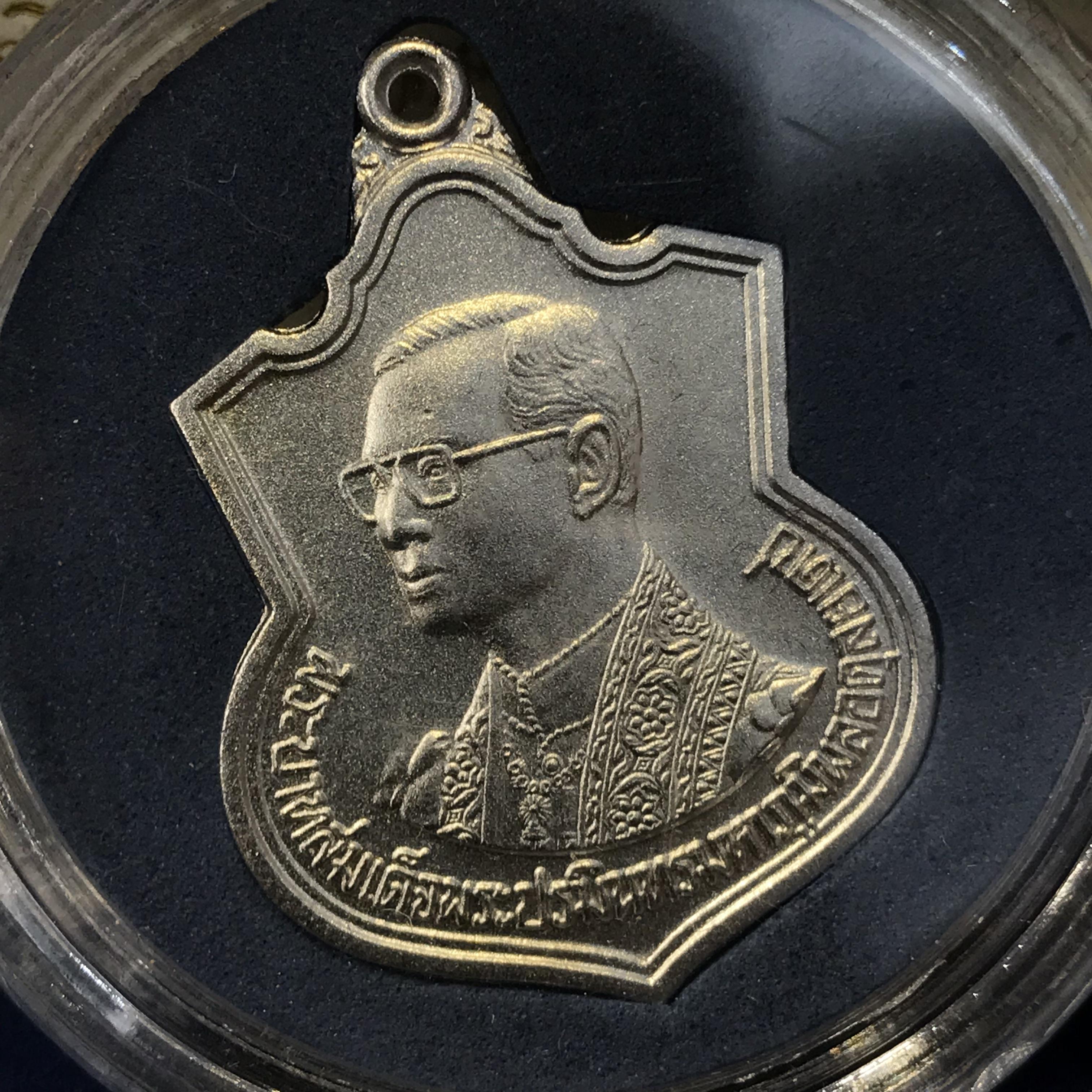 เหรียญเสมาที่ระลึก 6 รอบ 72 พรรษาในหลวงรัชกาลที่9 ปี2542 เนื้อเงินพร้อมกล่องเดิม จัดสร้างโดยกระทรวงมหาดไทย(หายาก)