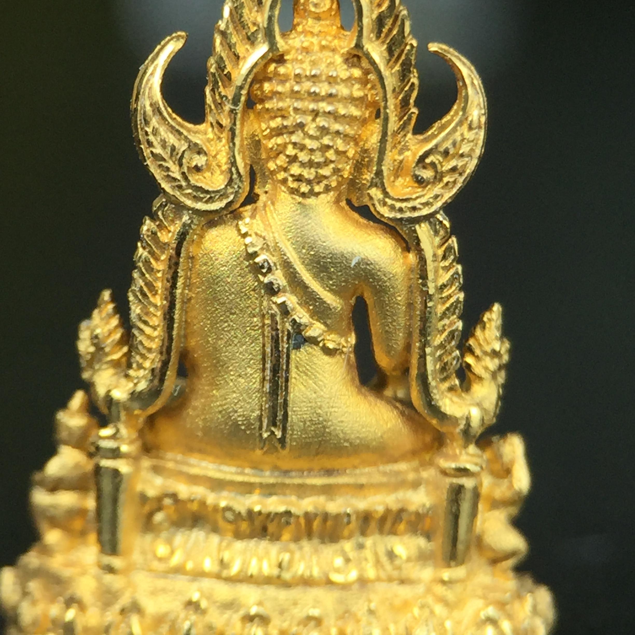 พระพุทธชินราช(จำลอง) ภปร. 84 พรรษา เนื้อทองคำ พิมพ์เล็กขนาดหน้าตัก 1/4 นิ้ว(พระราชทานมวลสาร จิตรลดาและเส้นพระเจ้า(เส้นผม)รัชกาลที่9)