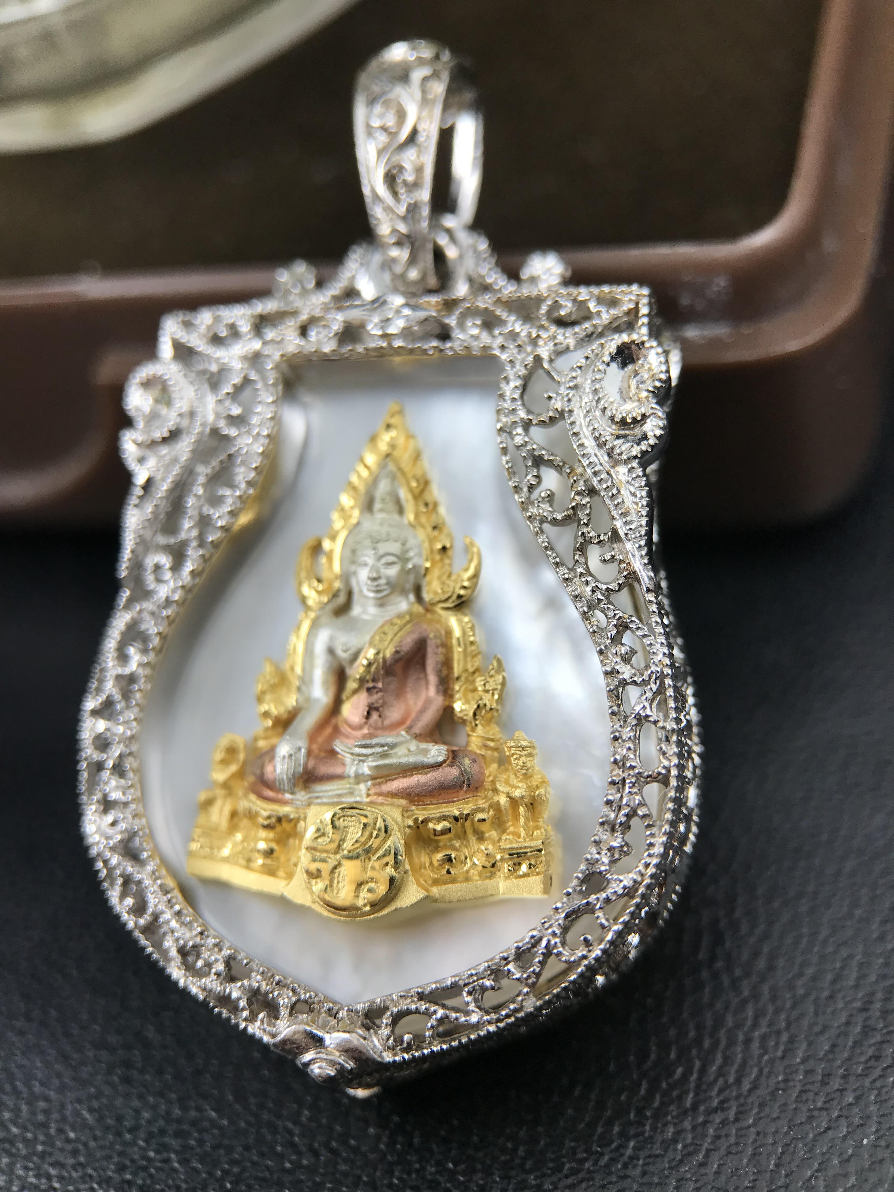 พระพุทธชินราช ภปร. โครงการ "เพราะแผ่นดินนี้ คือ แผ่นดินเกิด" ปี2548(รุ่นแรก) เหรียญทรงเสมา ขนาด 21 x 29 มม.เนื้อเงินสามกษัตริย์ องค์พระชุบสามกษัตริย์ ล้อมด้วยกรอบเงินชุบทองคำขาวสลักเสลาเป็นลวดลายละเอียดอ่อน ส่วนพื้นองค์พระเป็นเปลือกหอยมุขงดงาม