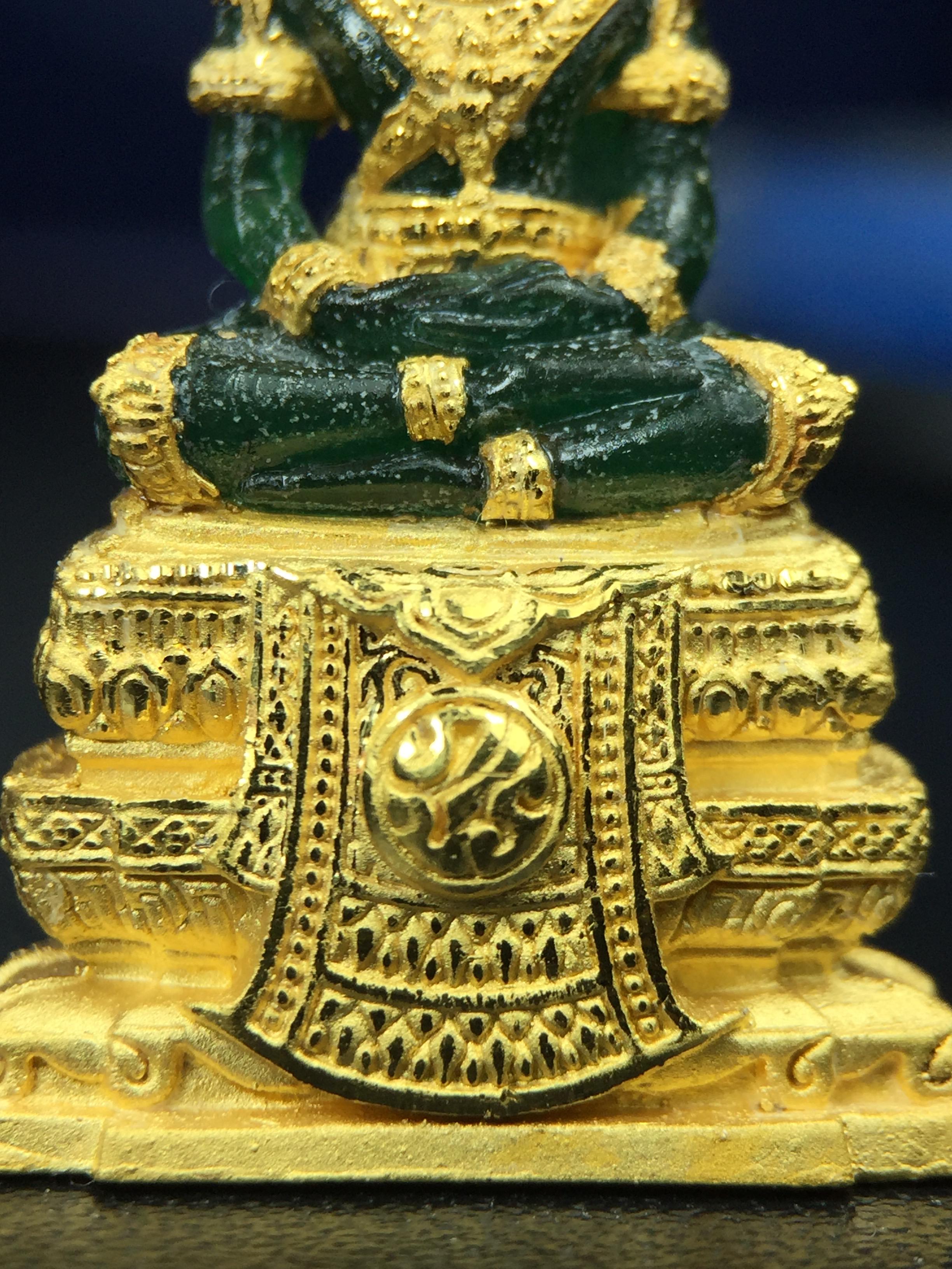 พระแก้วมรกต ภปร. จัดสร้างโดย รพ.ภูมิพลฯ ปี2547 ลอยองค์ขนาดหน้าตัก 1/2 นิ้ว เนื้อเรซิ่นหุ้มทองคำ99.99 งดงามทรงคุณค่าอีกหนึ่งรุ่นยอดนิยม หายาก