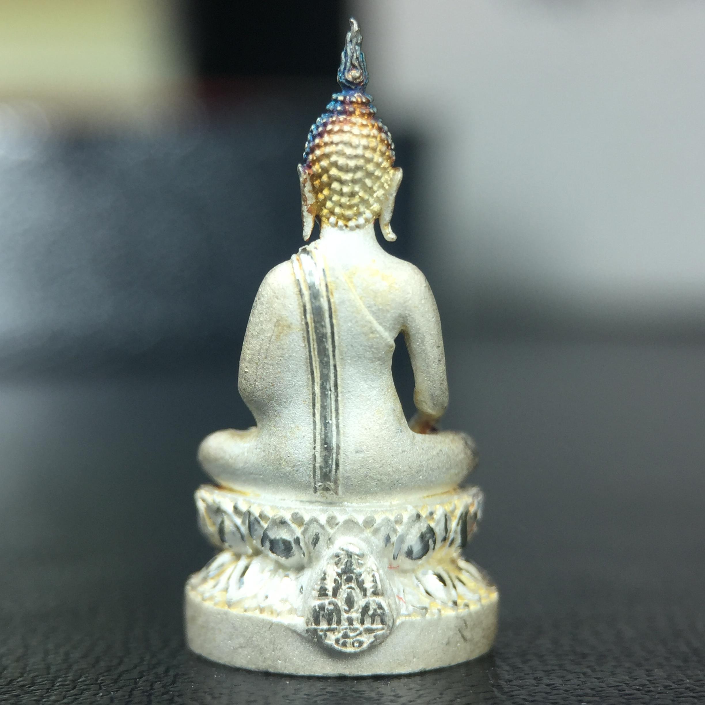 พระชัยวัฒน์พระพุทธนวราชบพิตร ครองสิริราชสมบัติครบ 50 ปี พ.ศ.2540 ขนาดสูง 1.9 ซม. เนื้อเงิน(ผิวเดิมๆขึ้นสีรุ้งธรรมชาติสวย) พร้อมกล่องบรรจุเดิมครบสมบูรณ์ 1ใน 9500 องค์(พุทธนวราชบพิตร นิมิตรหมายแห่งความสามัคคี ด้วยไมตรีแห่งองค์พระภูมิพล)