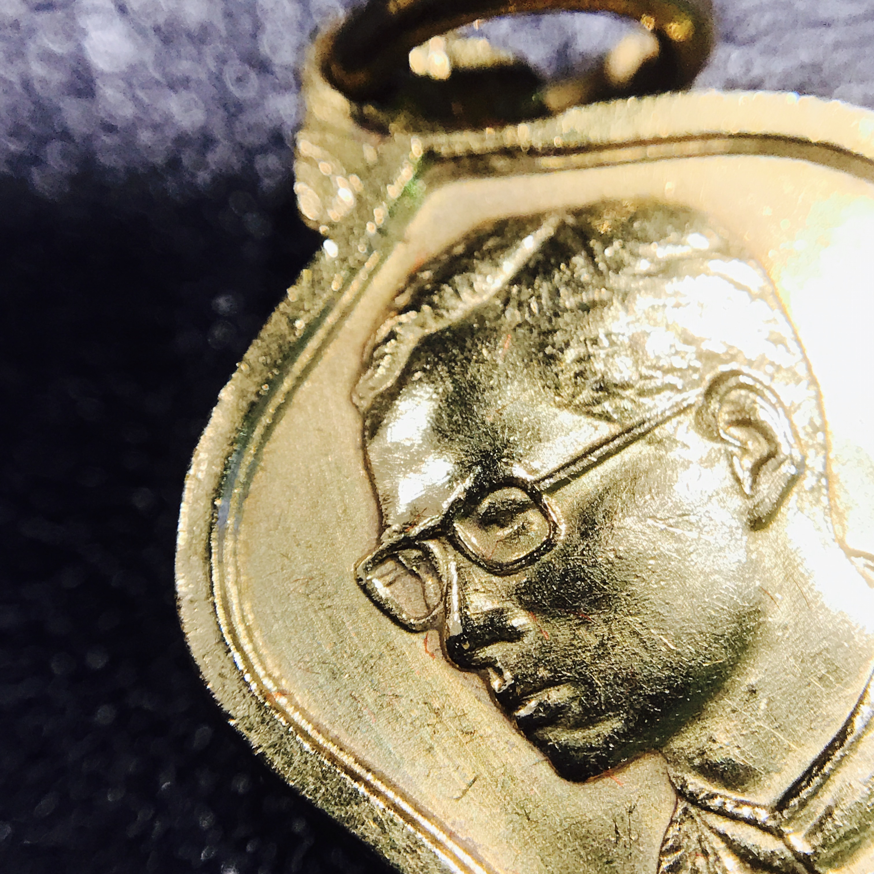 เหรียญที่ระลึกมหามงคลพระชนพรรษา 60 ปี 5 รอบ ปี2530 เนื้อทองคำ พิมพ์เล็ก ทรงเสมา(ระฆังคว่ำ)หายากสร้างน้อย