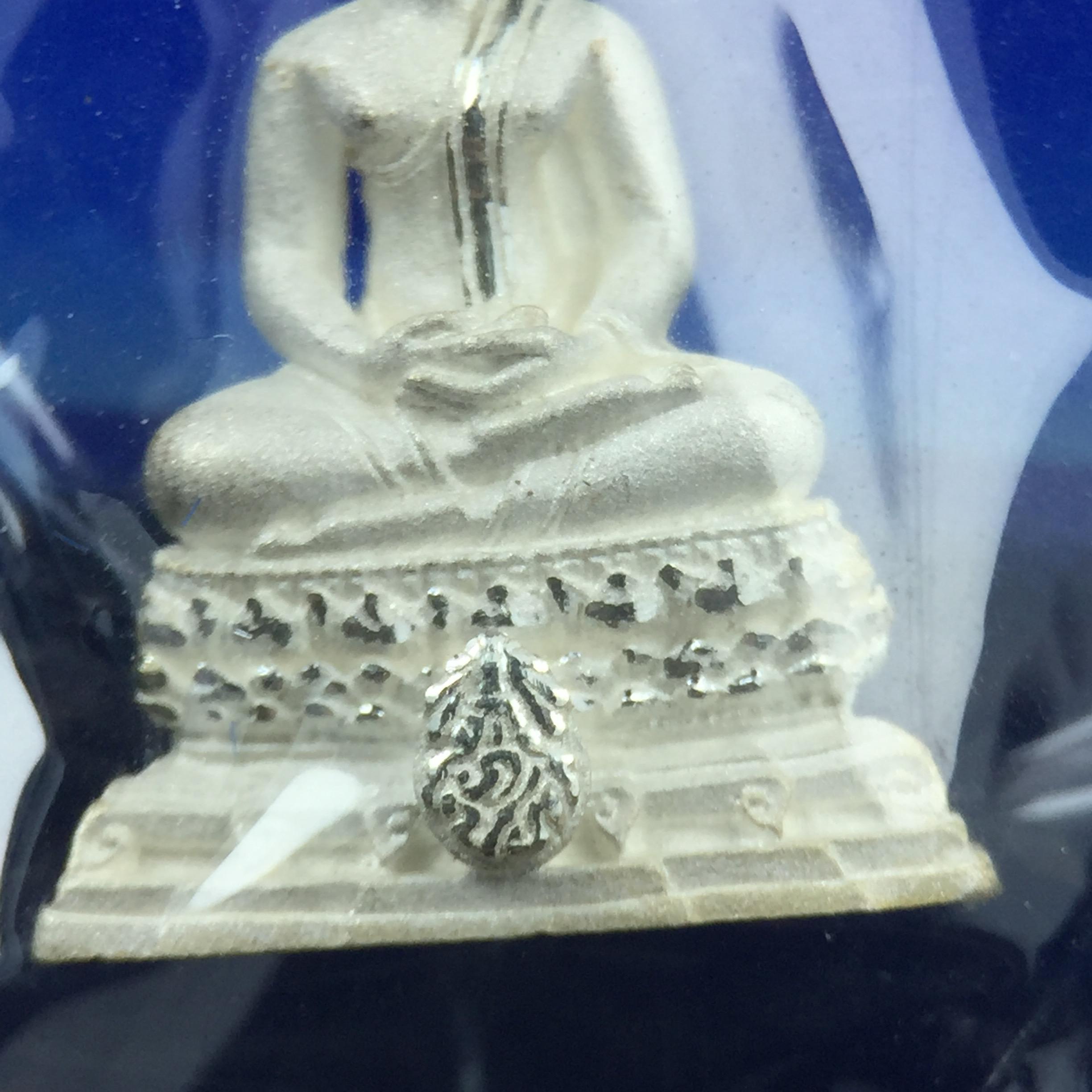 พระชัยวัฒน์พุทธสิหิงค์ ภปร. รุ่นสร้างหอพระธรรมศาสตร์ ปี2542 เนื้อเงิน(ผิวเดิม ซีนซองเดิม กล่องครบสวยสมบูรณ์) มหาพิธี 3วาระอันยิ่งใหญ่(ตอกโค๊ตและหมายเลข)1ใน 10000 องค์