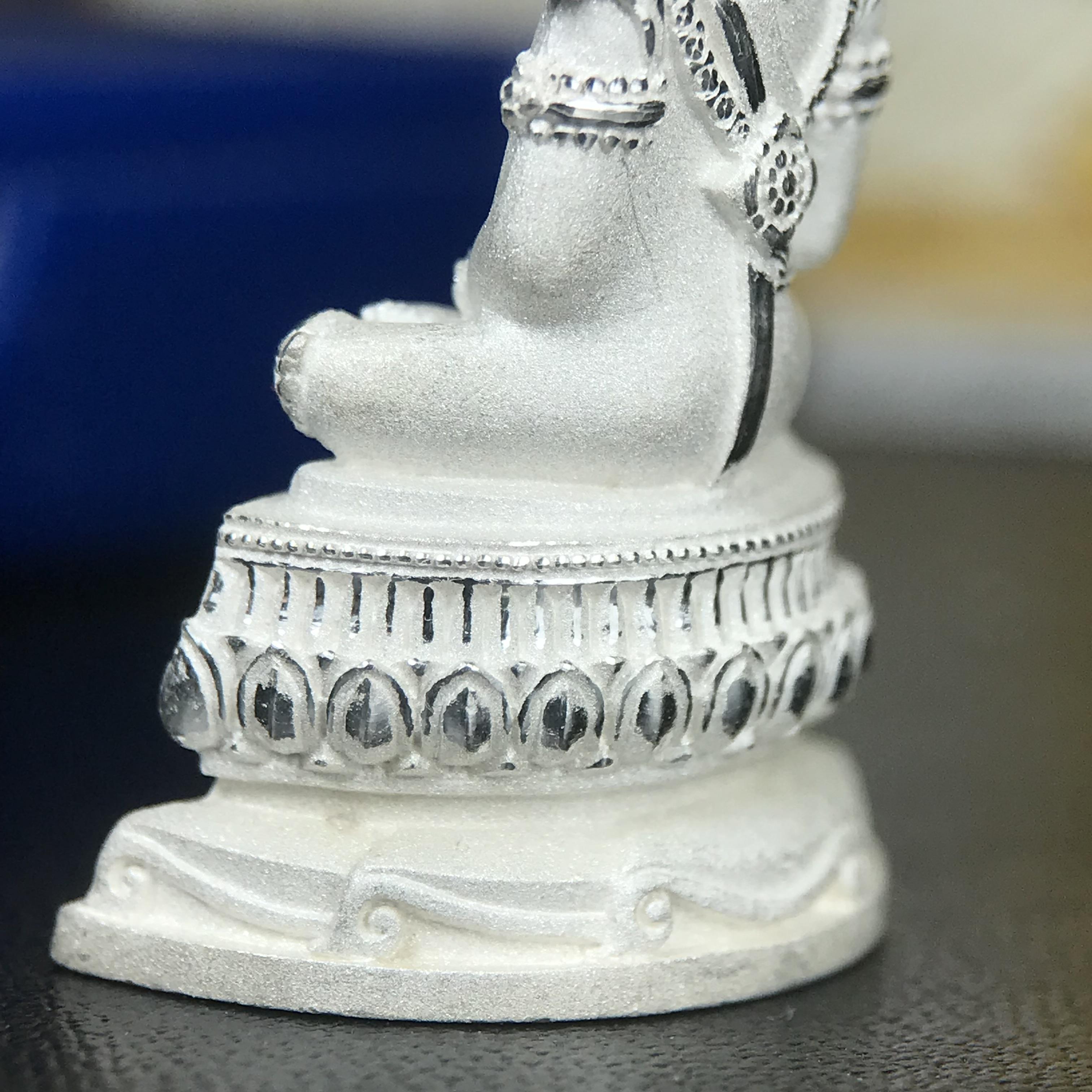 พระแก้วมรกต ทรงเครื่องฤดูร้อน พระราชทานประดิษฐานตราสัญลักษณ์ฉลองสิริราชสมบัติ ครบ 60 ปี ในหลวงรัชกาลที่ 9 พ.ศ.2549 เนื้อเงินลอยองค์พิมพ์ใหญ่ สูง 3.6 ซม. ขนาดหน้าตัก 1/2 นิ้ว (พิธีใหญ่มหาพุทธาภิเษก ณ พระอุโบสถวัดพระแก้ว เกจิอาจารย์ ทั่วประเทศ 108 รูป )