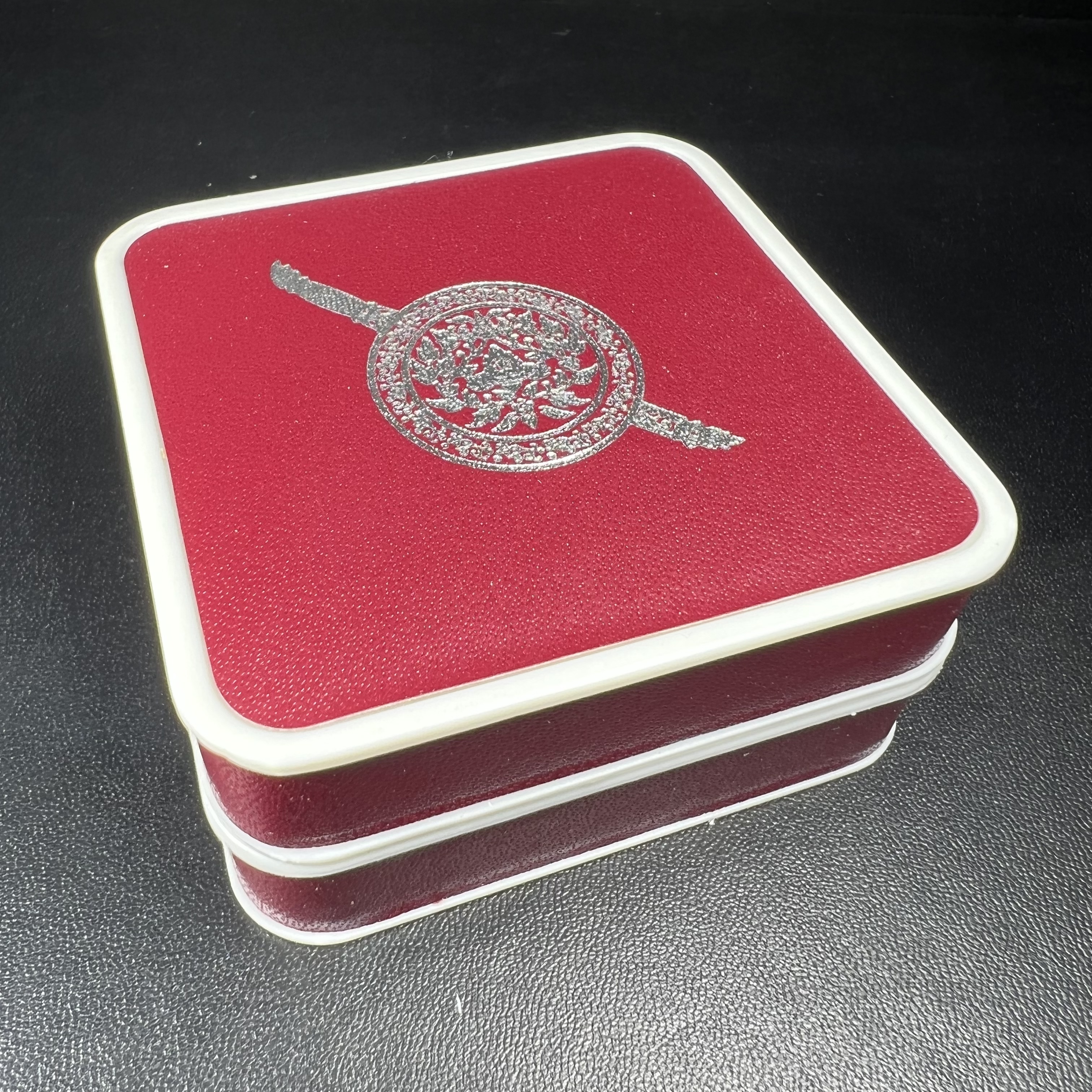 พระพุทธชินราช รุ่น ประวัติศาสตร์ มูลนิธิเพื่อตำรวจไทยจัดสร้าง ปี 2562 เนื้อเงินขัดเงา พิมพ์พระพุทธชินราช ลอยองค์ แบบจิวเวอร์รี่(ขนาดสูง 3.5 ซม.) (สภาพ สวย ซีนซองเดิม กล่องบบรรจุเดิมครบสมบูรณ์)