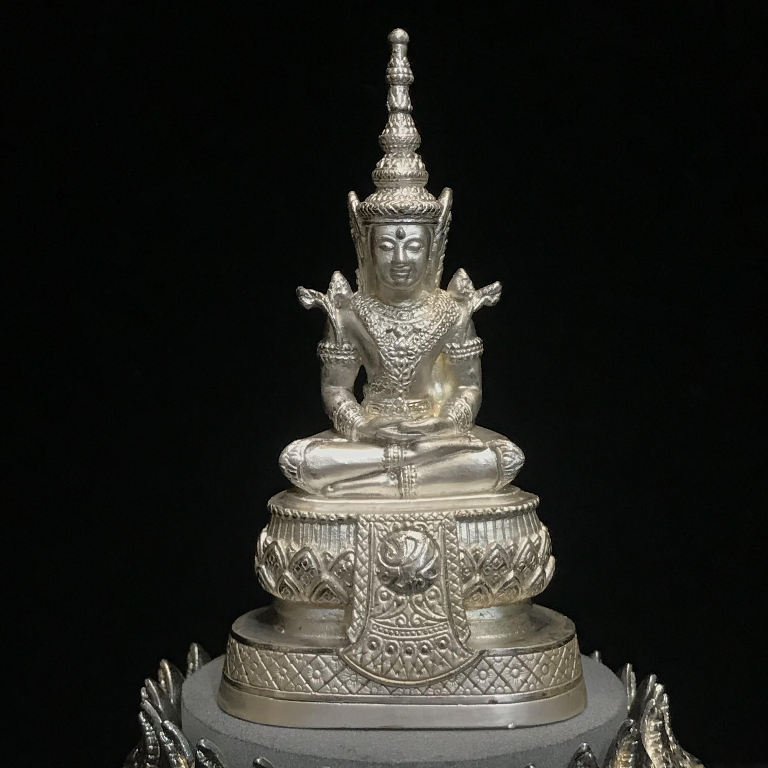 พระแก้วมรกต ภปร.(รุ่นแรก) ปี2545 รุ่นฉลองกรุงรัตนโกสินทร์ครบ 220 ปี หล่อลอยองค์ เนื้อเงิน ขนาดบูชา 50*90 มม. พร้อมฐานวางครอบแก้วเดิม(สวยงามและหายากมาก)