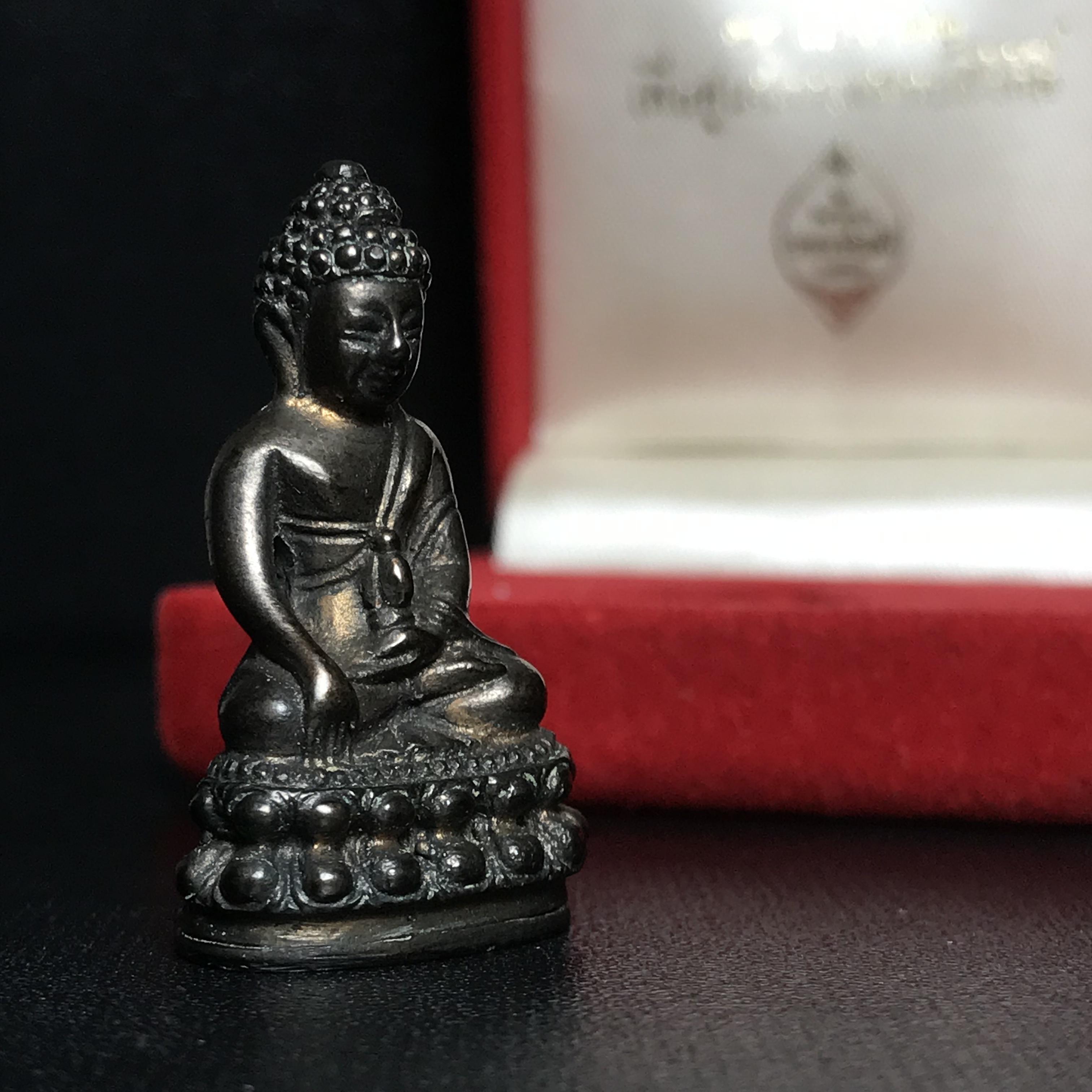 พระกริ่งศาสดา ภปร. วัดบวรนิเวศวิหาร ปี2532 เพื่อศูนย์การแพทย์สิริกิติ์ เนื้อนวโลหะพร้อมกล่องบรรจุเดิม