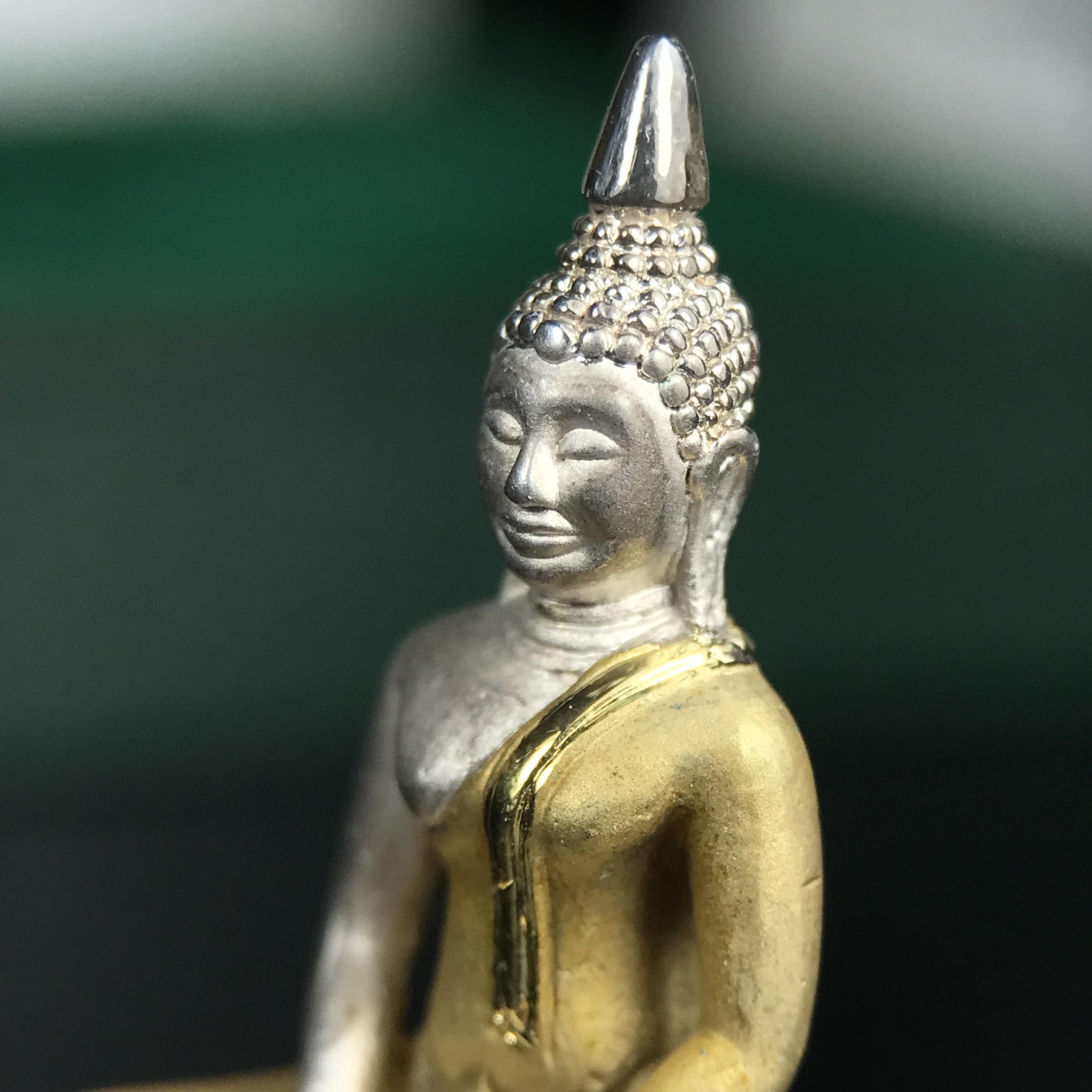 พระพุทธโสธร ภปร. รุ่นย้อนยุค สร้างพระอุโบสถ สมาคมชาวฉะเชิงเทรา จัดสร้าง ปี 2539 วโรกาสครองสิริราชสมบัติครบ 50 ปี เนื้อเงินชุบสามกษัตริย์ทรายนวลขัดเงาบางส่วน(สภาพผิวเดิม เก่าเก็บอย่าดี สวยมาก แบบนี้หายาก) พร้อมกล่องบรรจุและใบรับรองเดิมครบสมบูรณ์