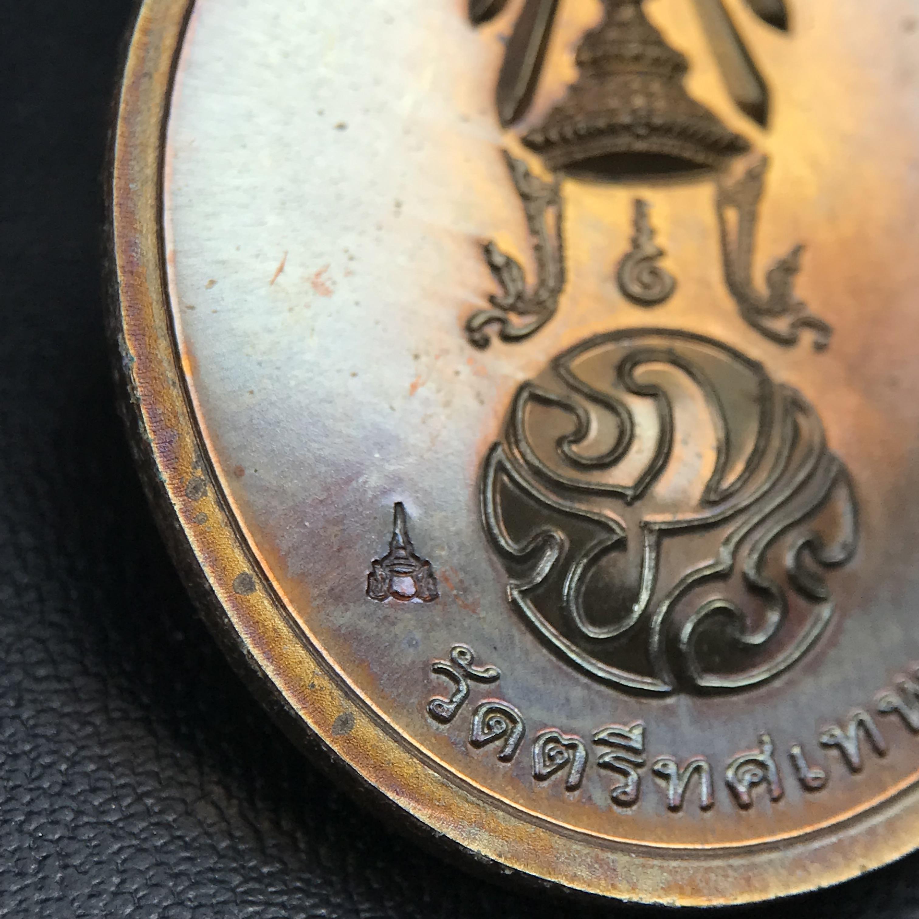 พระพุทธนวราชบพิตร ภปร. ที่ระลึก 7รอบ 84พรรษา ในหลวงรัชกาลที่ 9 วัดตรีทศเทพ จัดสร้าง พ.ศ. 2554 เหรียญเนื้อนวโลหะสภาพสวยกล่องเดิมครบ ตอกโค๊ตและหมายเลข ๓๑๑ (1 ใน 999 เหรียญ)หายากพบเจอน้อยมาก***นิมิตหมายแห่งคุณพระรัตนตรัย และความผูกพันระหว่างพระมหากษัตริย์กับ