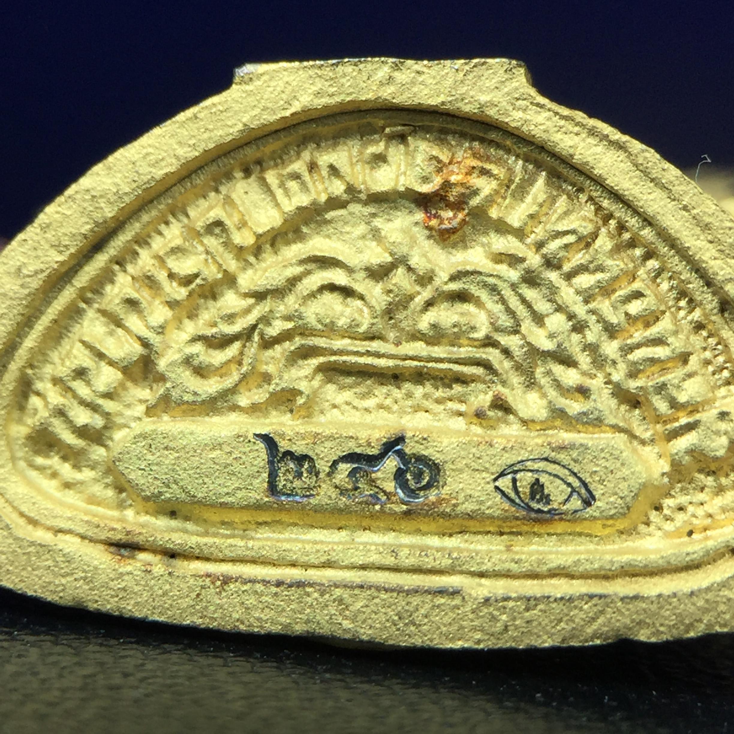 พระพุทธชินราช ภปร. ในวโรกาสพระราชพิธีมหามงคล เฉลิมพระชนมายุ6รอบ 5ธันวาคม2542 มูลนิธิพิทักษ์ดวงตาประชาชน จัดสร้าง เนื้อเงินบริสุทธิ์ 99.9% แบบสามกษัตริย์ขัดเงาบางส่วน พิมพ์ใหญ่ ขนาดสูง 3.4 ซม. พร้อมกล่องบรรจุเดิม