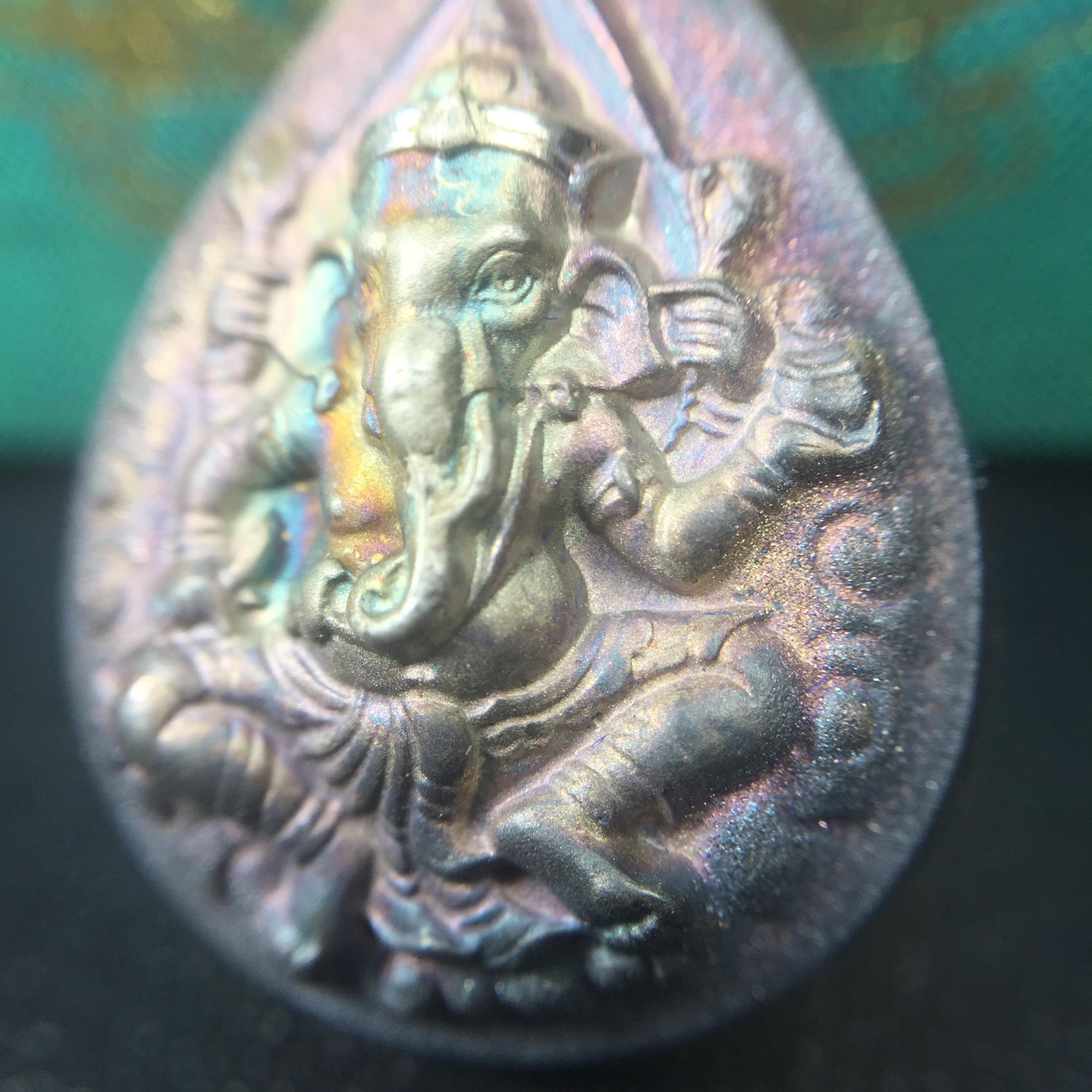 เหรียญพระพิฆเนศวร ญสส. ชุดกาญจนาภิเษกครองราชย์ 50 ปี พุทธศักราช 2538 พิมพ์ใหญ่(2.9 ซม.) เนื้อเงินผิวเดิมกลับดำขึ้นสีรุ้งเข้มขลังงดงามธรรมชาติสร้างสรรค์ สภาพสวยเดิมพร้อมกล่องบรรจุเดิม ตอกโค๊ดหมายเลขกำกับ(1ใน 5539องค์)