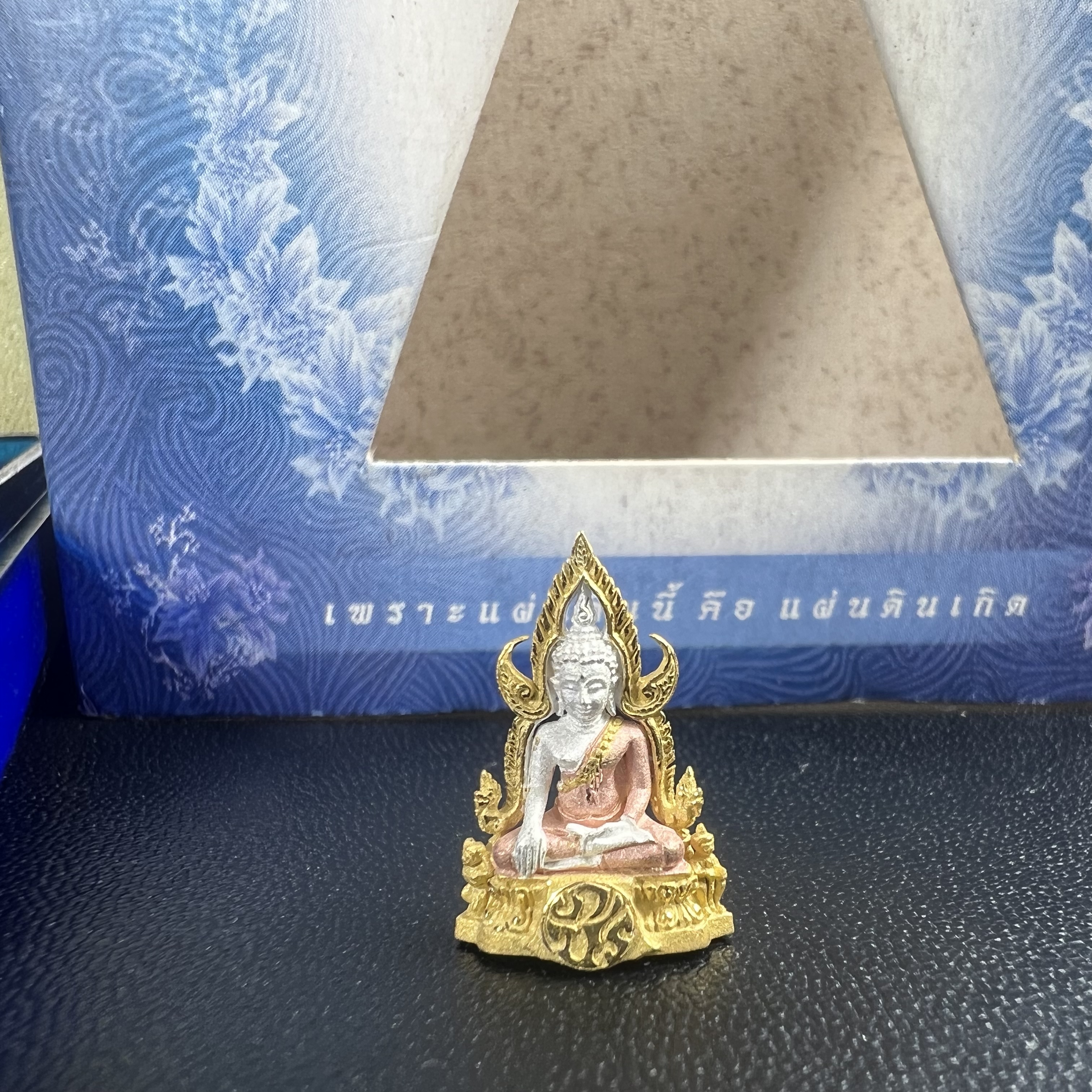 พระพุทธชินราช ภปร. โครงการ เพราะแผ่นดินนี้คือแผ่นดินเกิด เนื้อเงินชุบสามกษัตริย์ ปี2551 ขนาดหน้าตัก1/4นิ้ว (สวยงามหายาก)