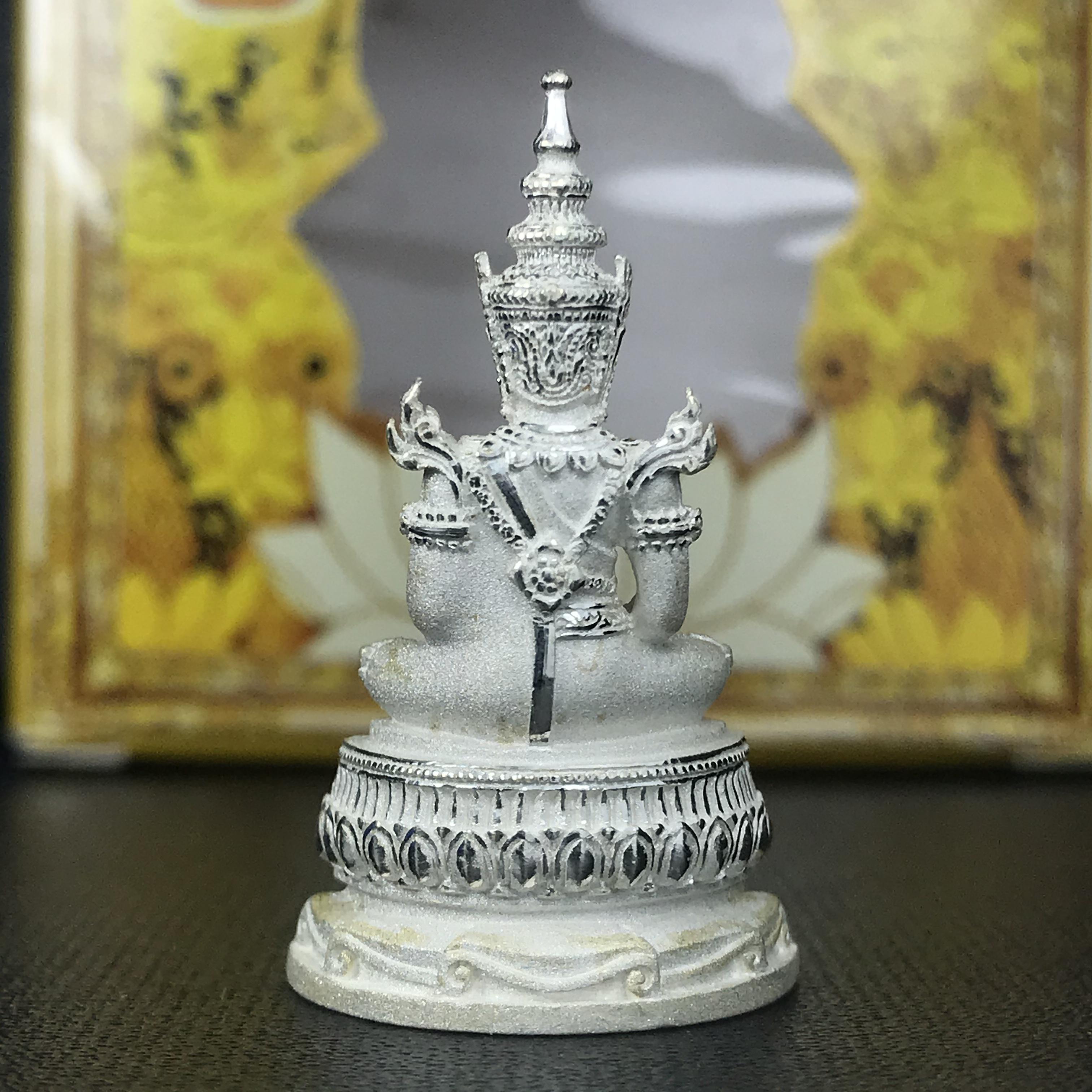 พระแก้วมรกต(จำลอง)ลอยองค์ ขนาดหน้าตัก 1/2 นิ้ว ทรงเครื่องฤดูร้อน เนื้อเงิน ตราสัญลักษณ์ฉลองสิริราชสมบัติ ครบ 60 ปี พ.ศ.2549(สภาพสวย ครบ สมบูรณ์))