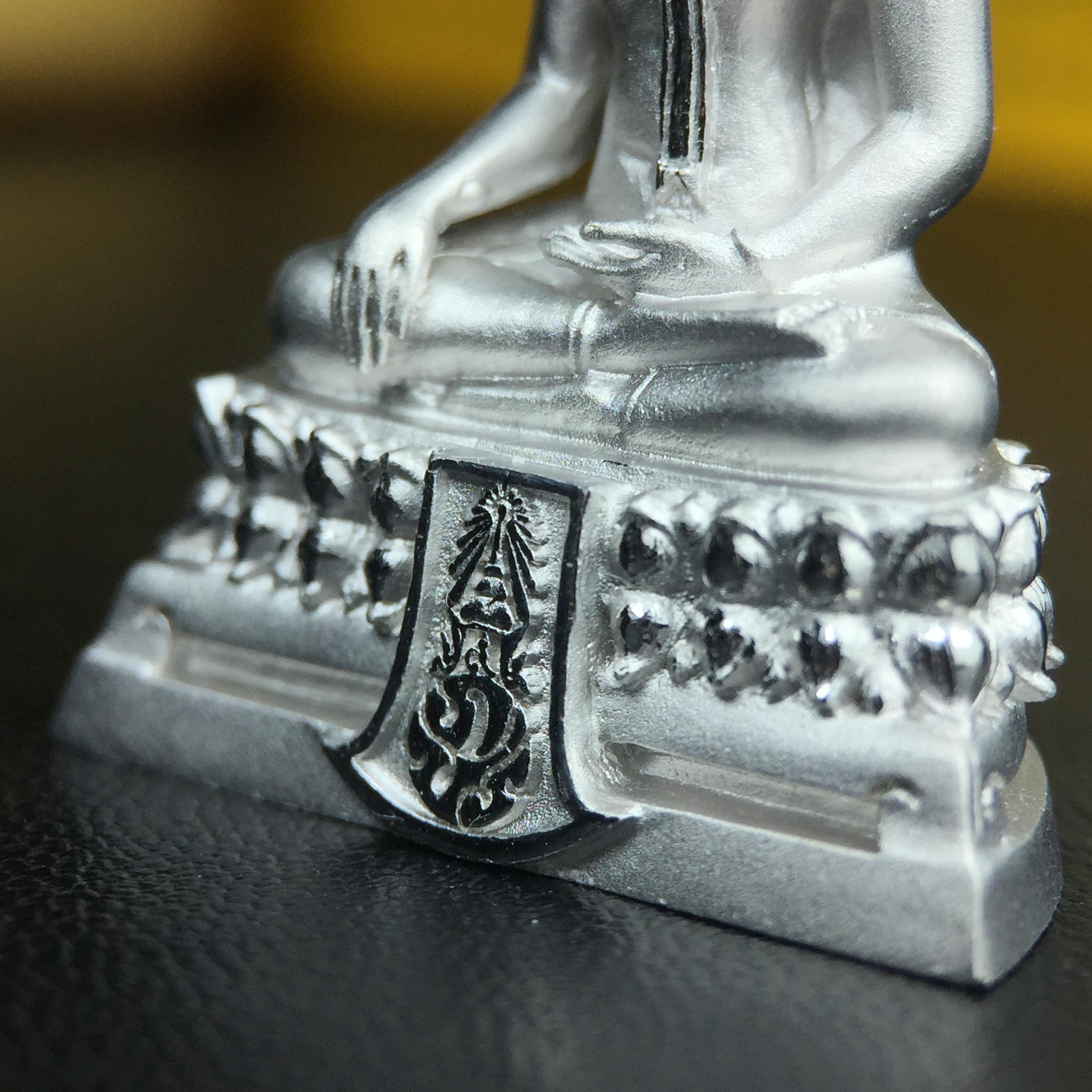 พระพุทธรูปคุ้มเกล้าฯ ภปร.(ใต้ร่มพระบารมี คุ้มเกล้า) 60ปี โรงพยาบาลภูมิพลฯ พ.ศ.2552 เนื้อเงิน ชุบทองคำขาว(พิมพ์ใหญ่ขนาด 35.5*24 มม.)สภาพสวยเดิมพร้อมกล่องบรรจุเดิม ตอกโค๊ดหมายเลขกำกับ หายาก(1ใน5000 องค์)