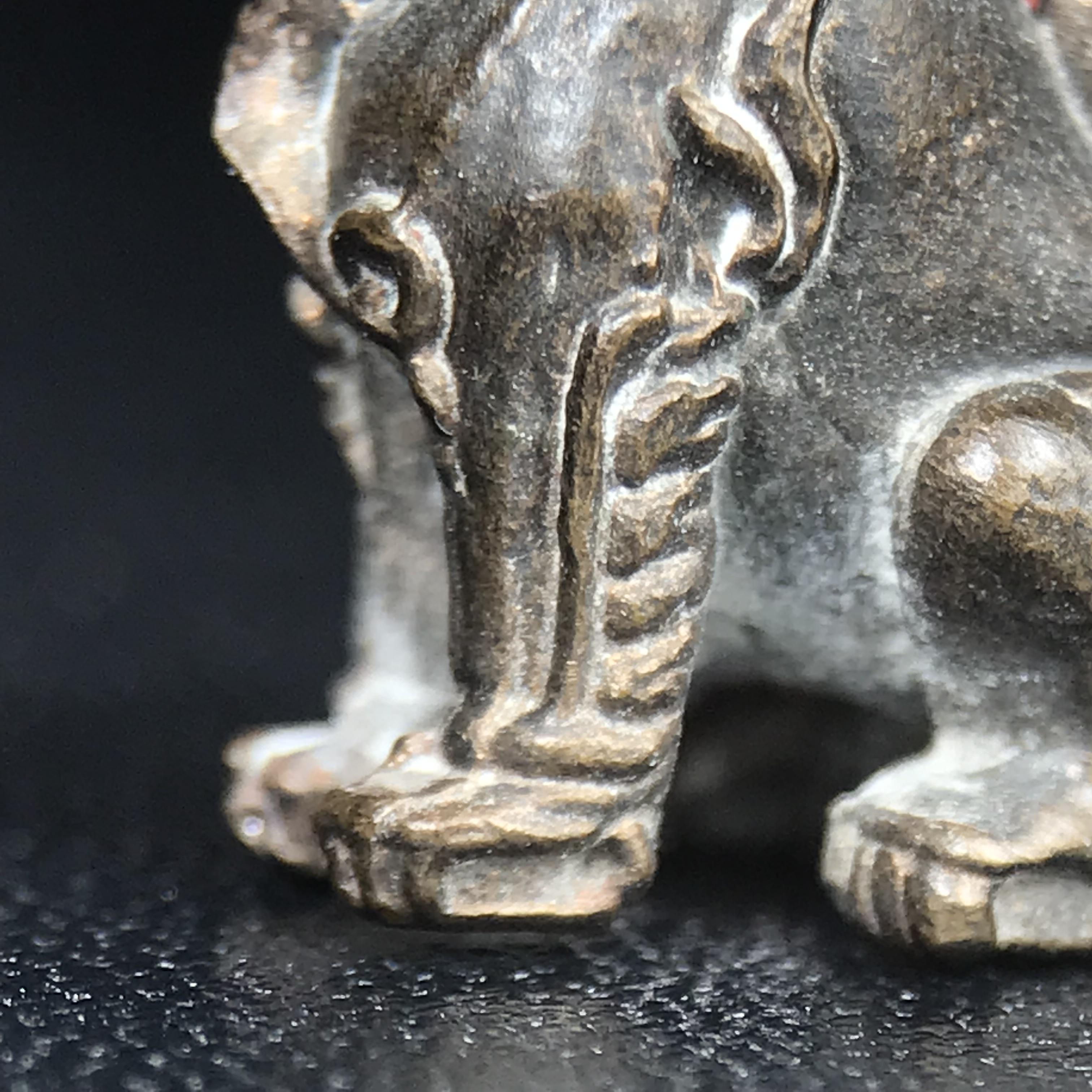 สิงห์เจ้าพ่อดำ วัดบุพพาราม จ.เชียงใหม่ ปี 2518 เนื้อนวโลหะ(ตอก 2 โค๊ต)หายาก(สภาพผิวเดิมสวยเดิมกล่องครบ) สิงห์รุ่นนี้มีพิธีดีมีเกจิอาจารย์ที่ร่วมปลุกเสกมากมาย****เครื่องราง ที่พระบาทสมเด็จพระเจ้าอยุ่รัชกาลที่ ๙ ทรงเสด็จฯประกอบพิธีด้วยพระองค์เอง